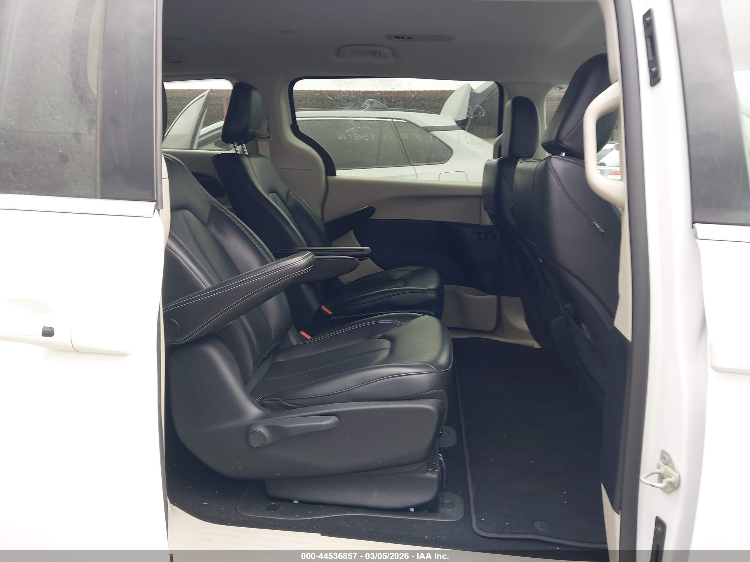 CHRYSLER PACIFICA image 8