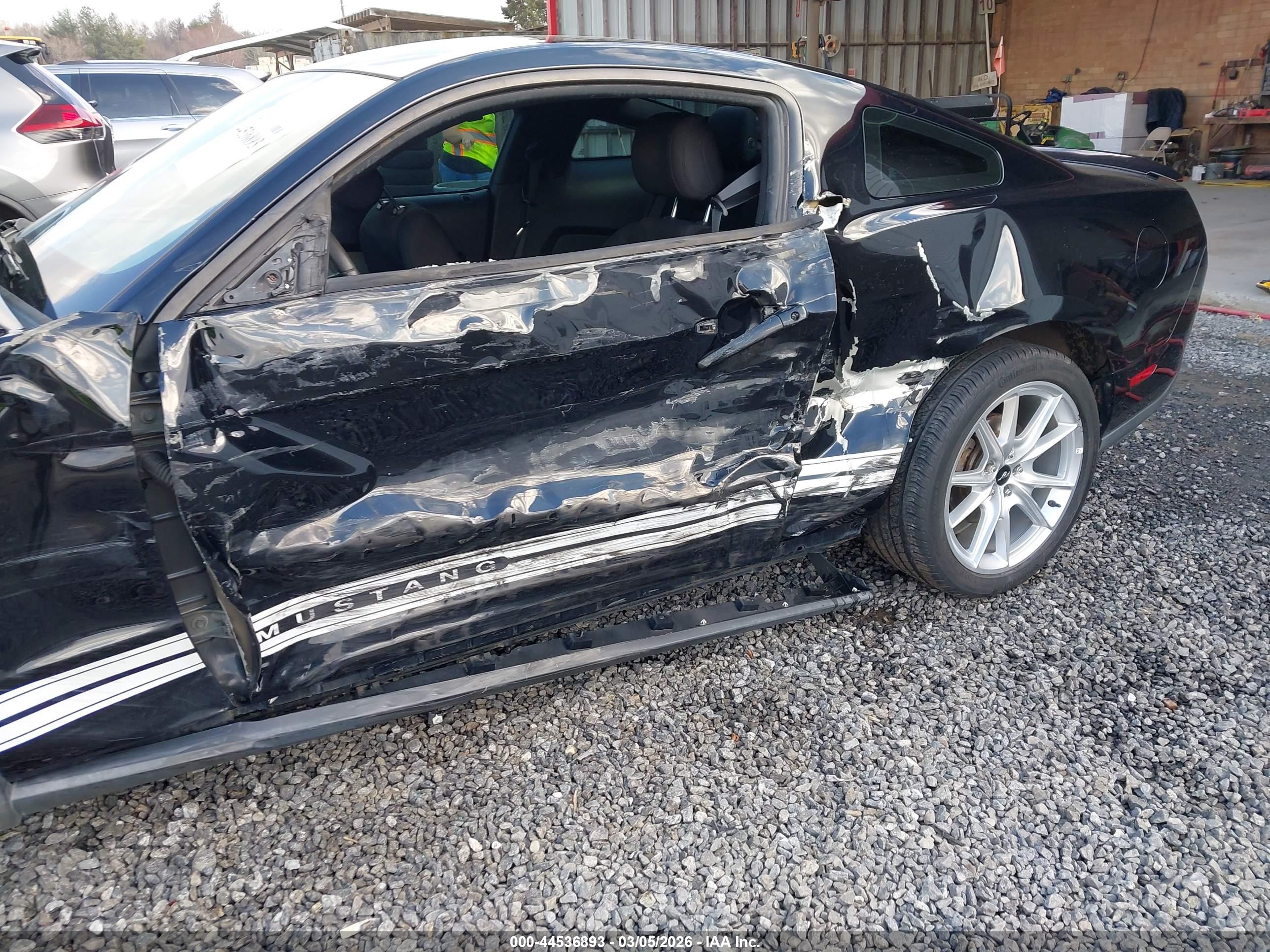 FORD MUSTANG image 6