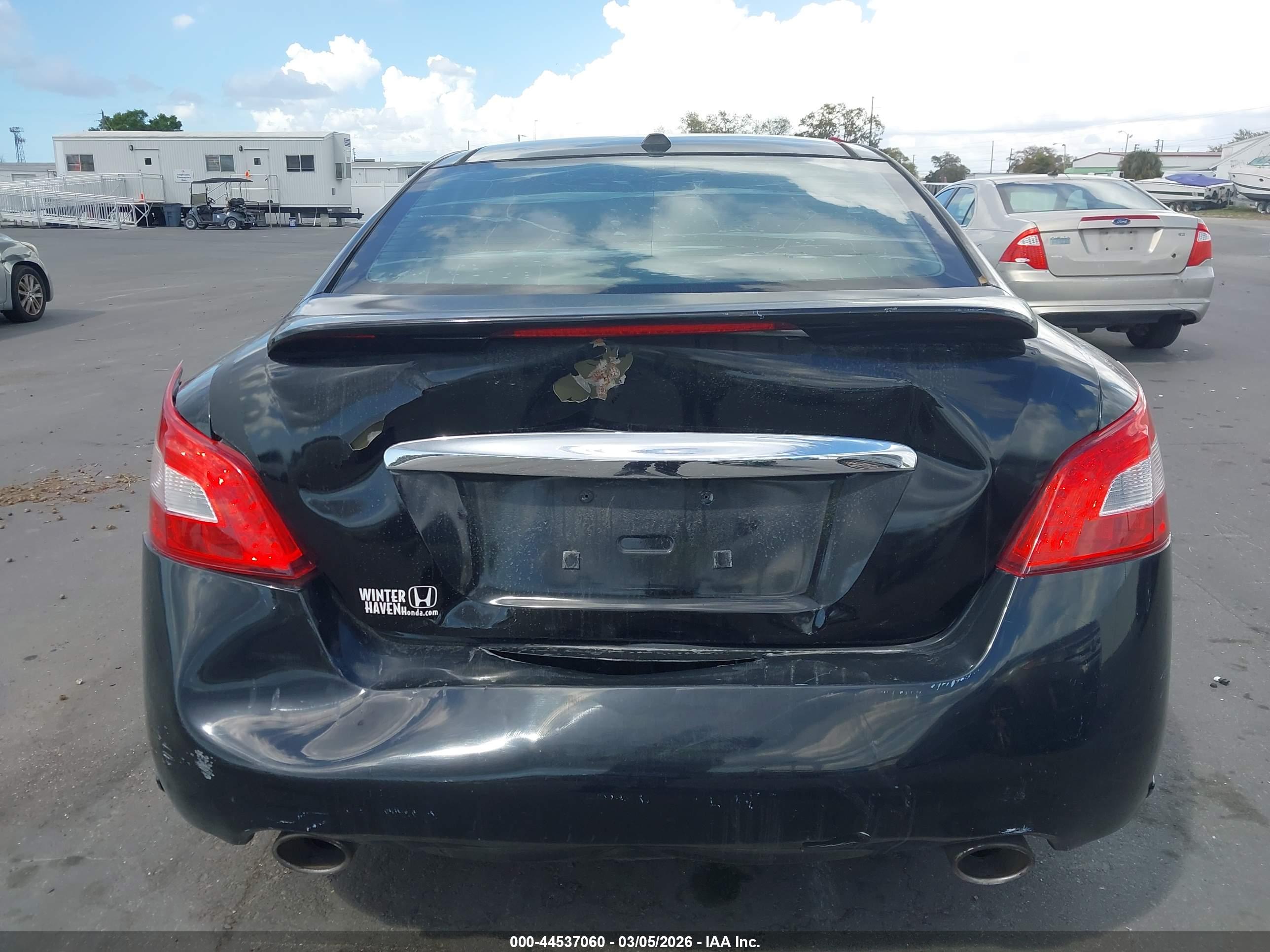 NISSAN MAXIMA image 6