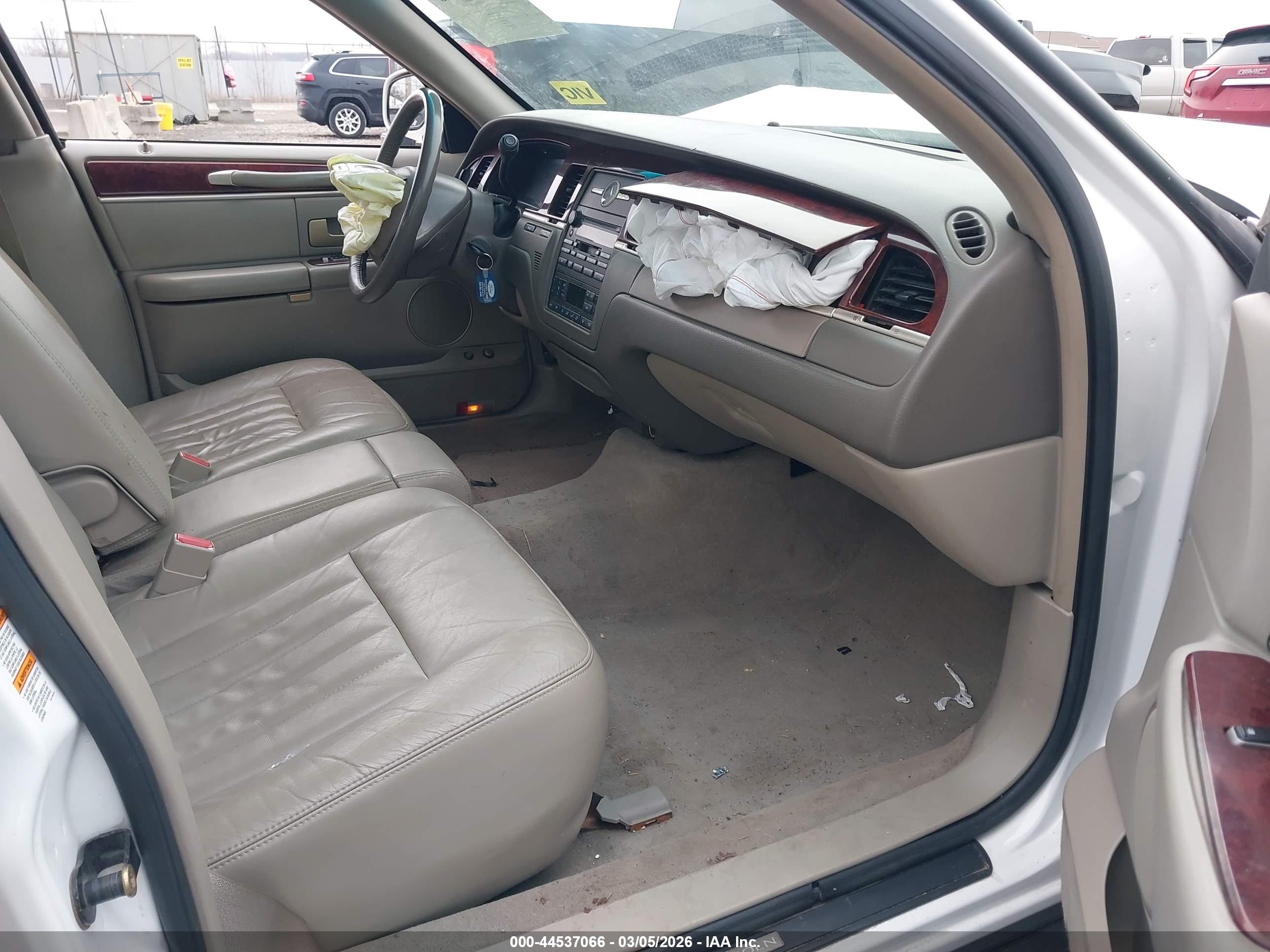 LINCOLN TOWN image 5
