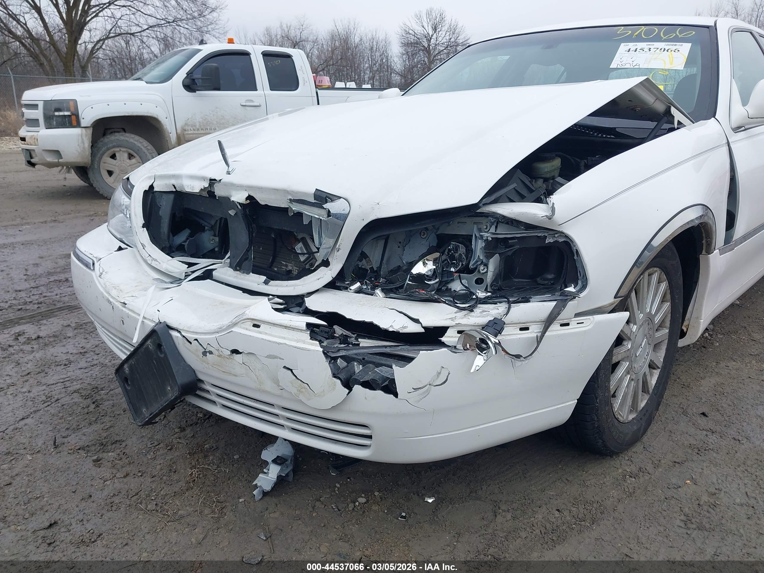 LINCOLN TOWN image 6
