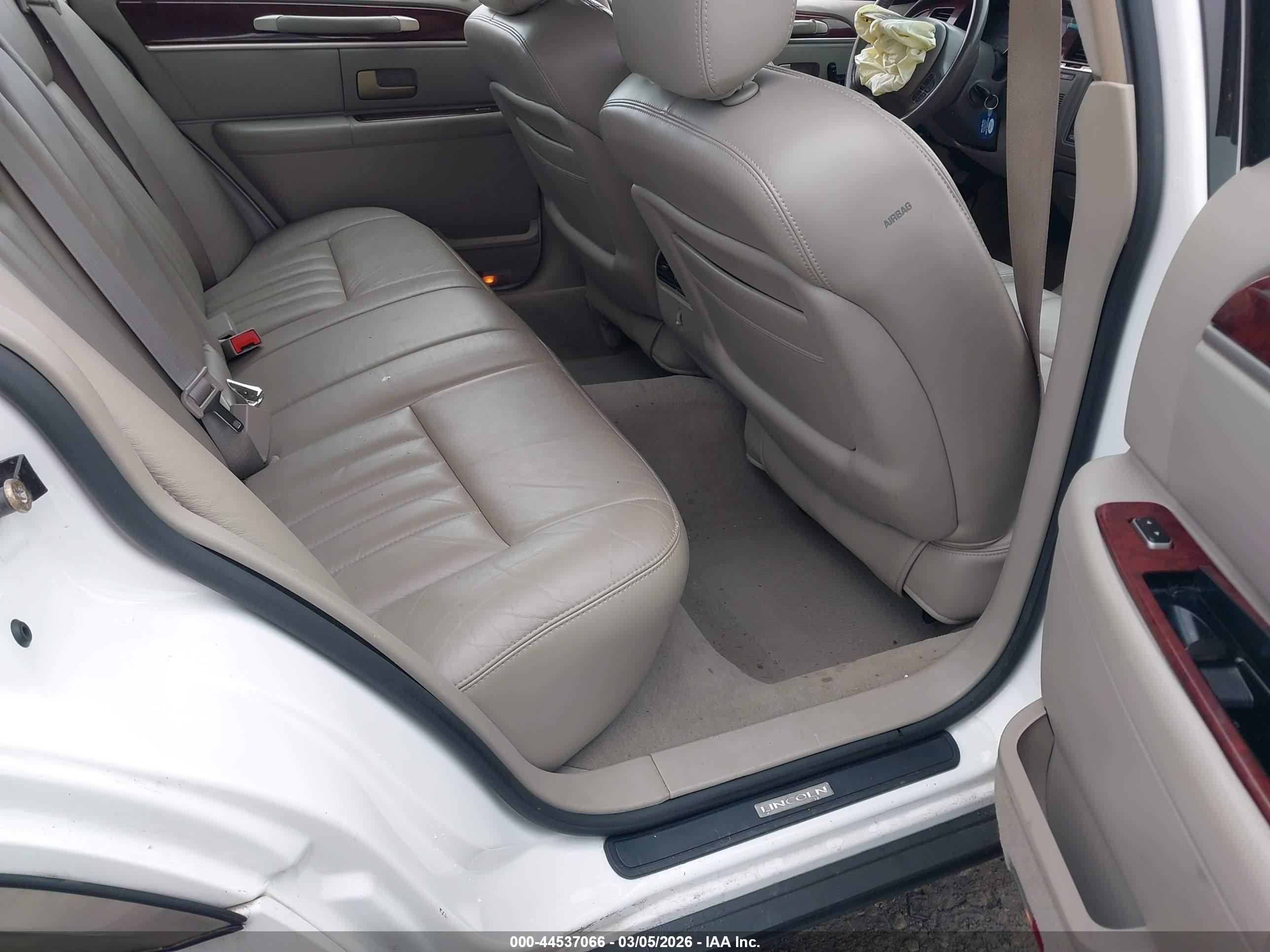 LINCOLN TOWN image 8