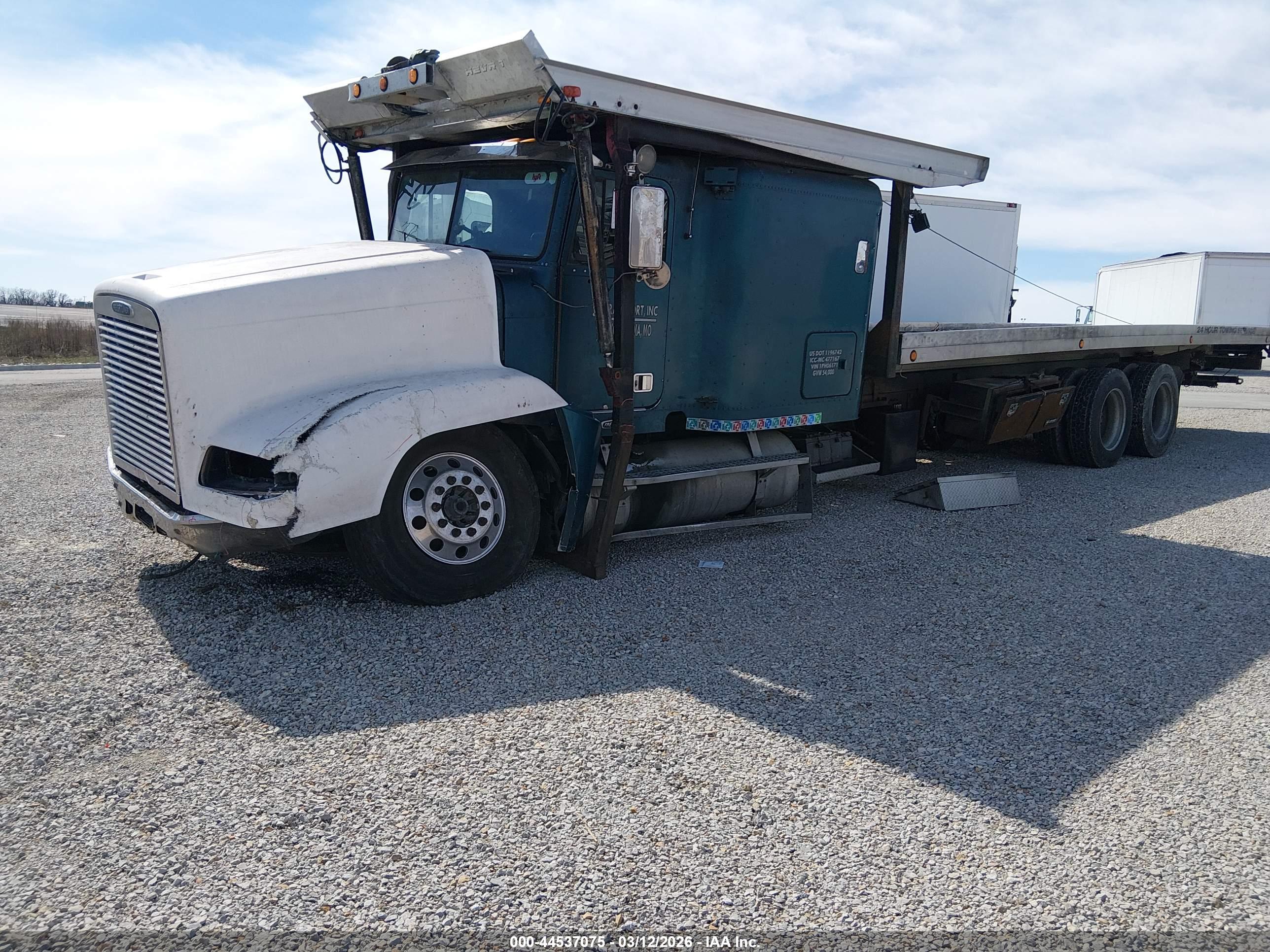 FREIGHTLINER CONVENTIONAL image 2