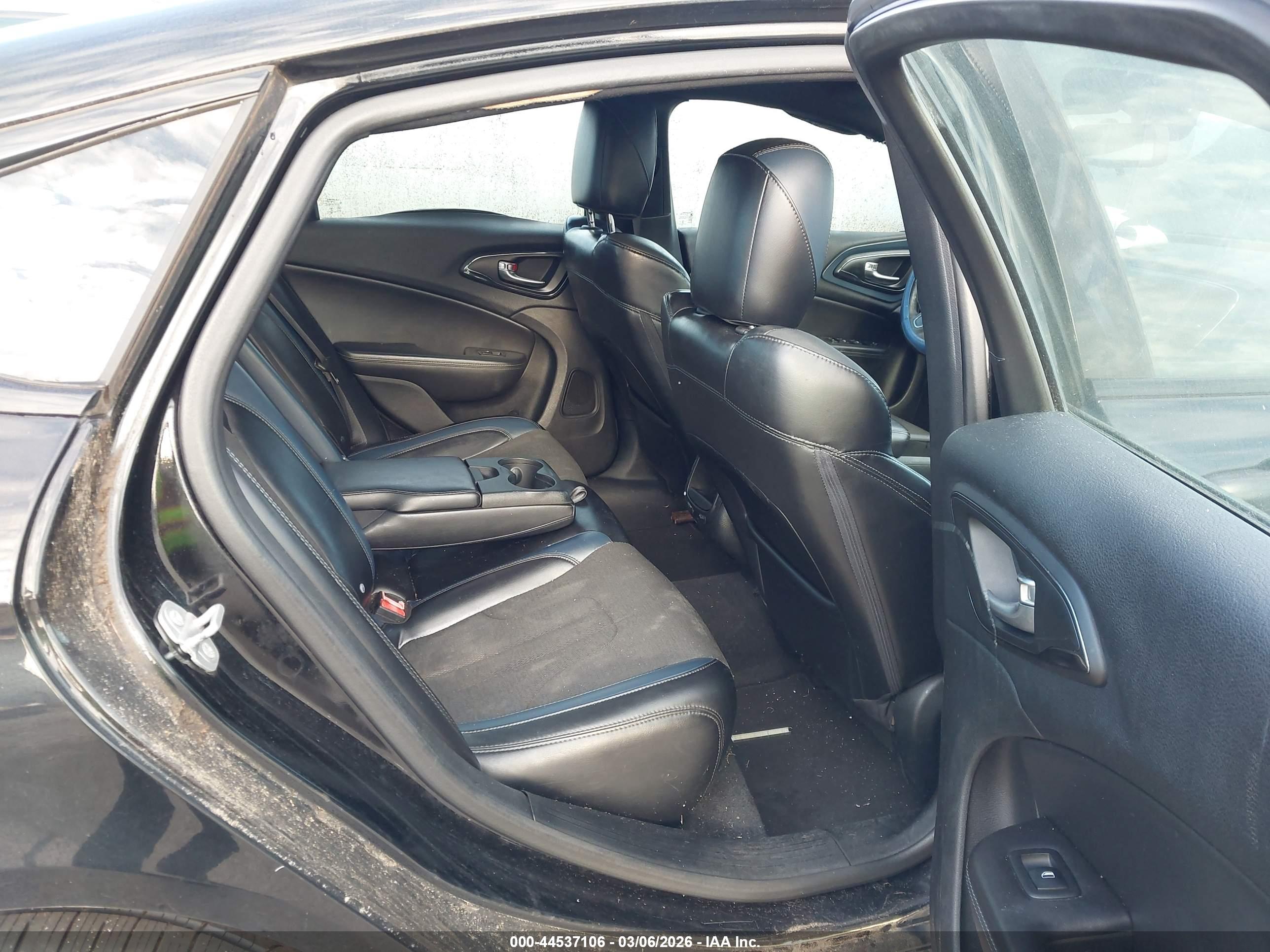 CHRYSLER 200 image 8