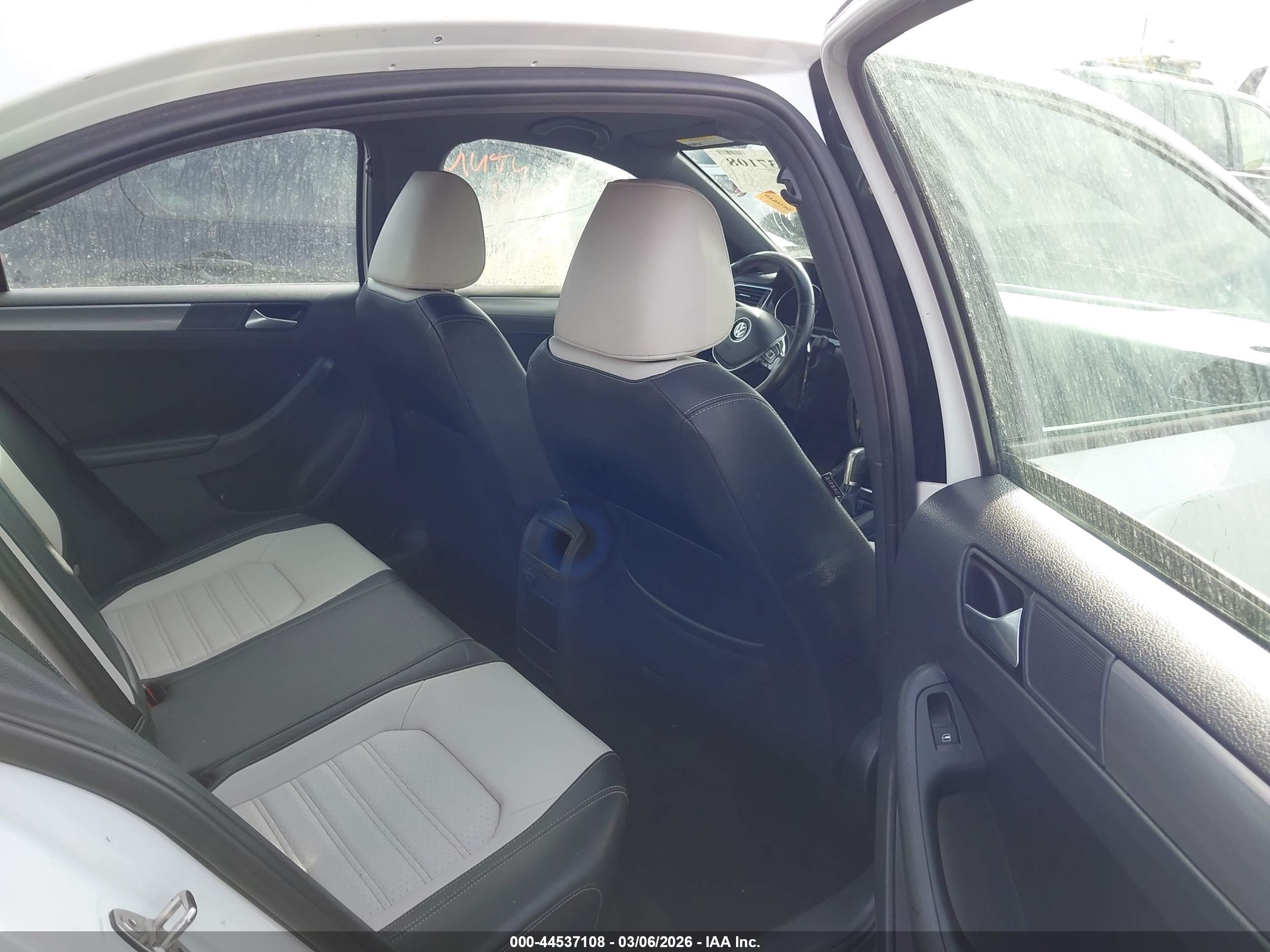 VOLKSWAGEN JETTA image 8