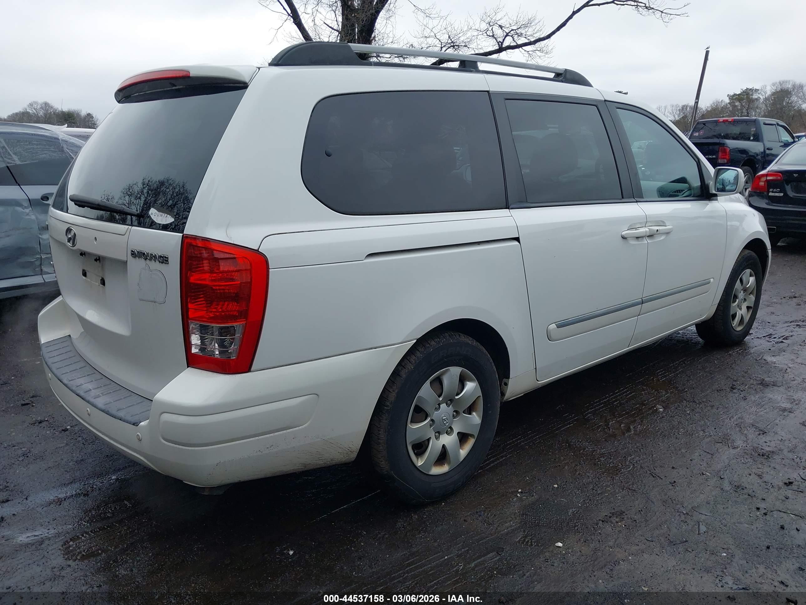 HYUNDAI ENTOURAGE image 4