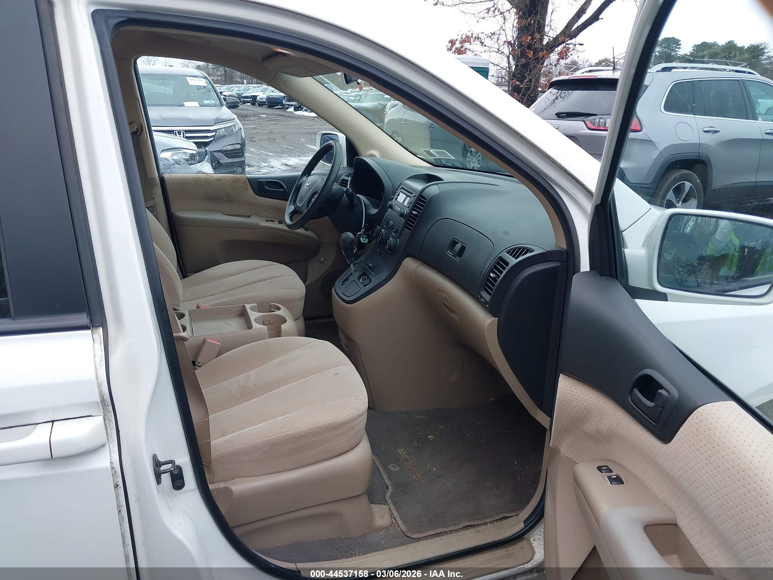 HYUNDAI ENTOURAGE image 5