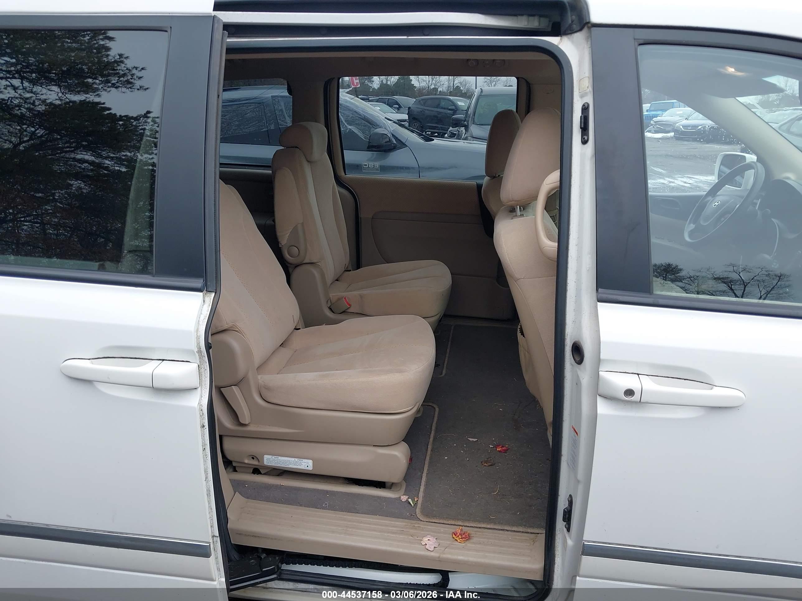 HYUNDAI ENTOURAGE image 8