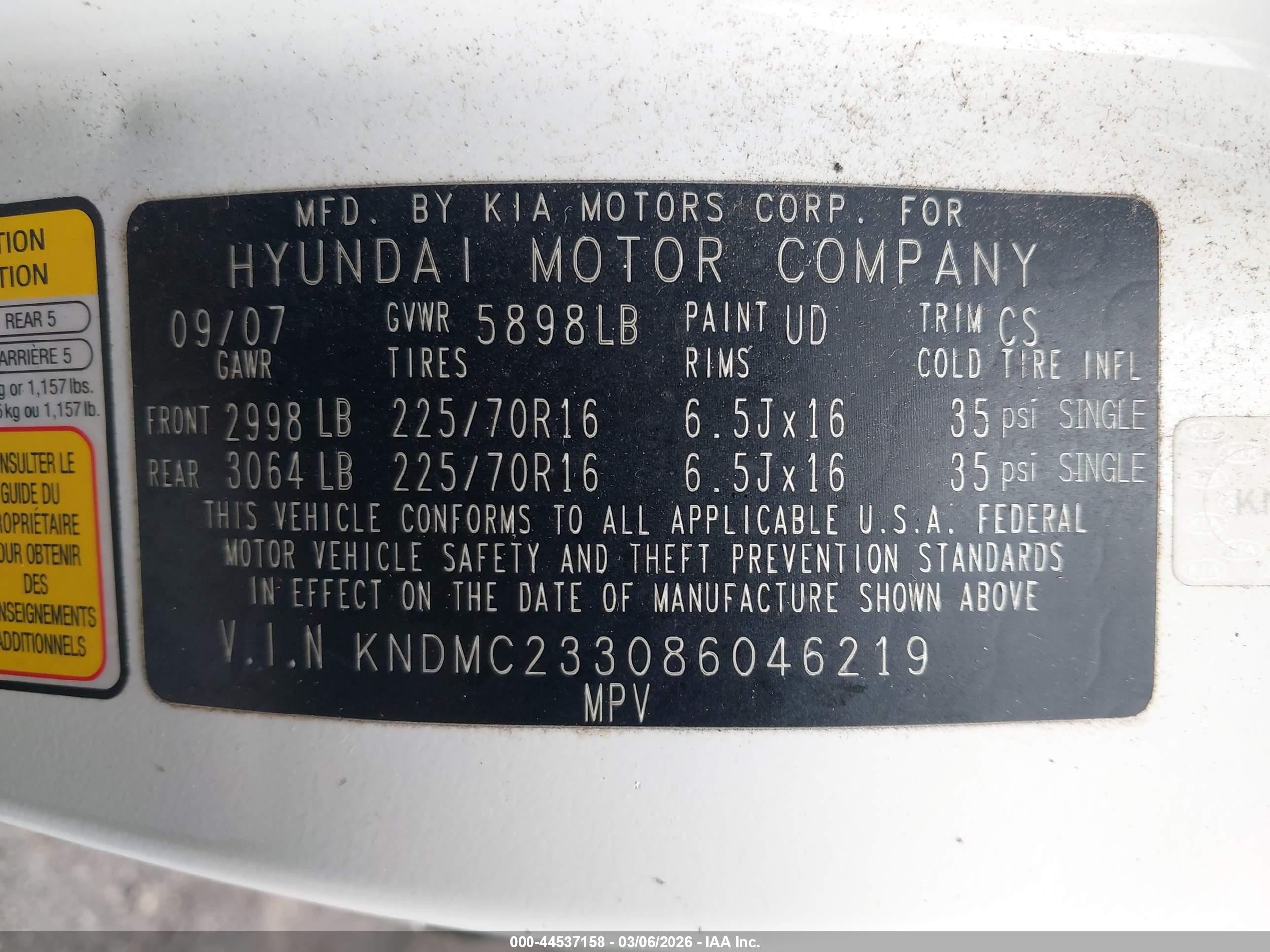 HYUNDAI ENTOURAGE image 9