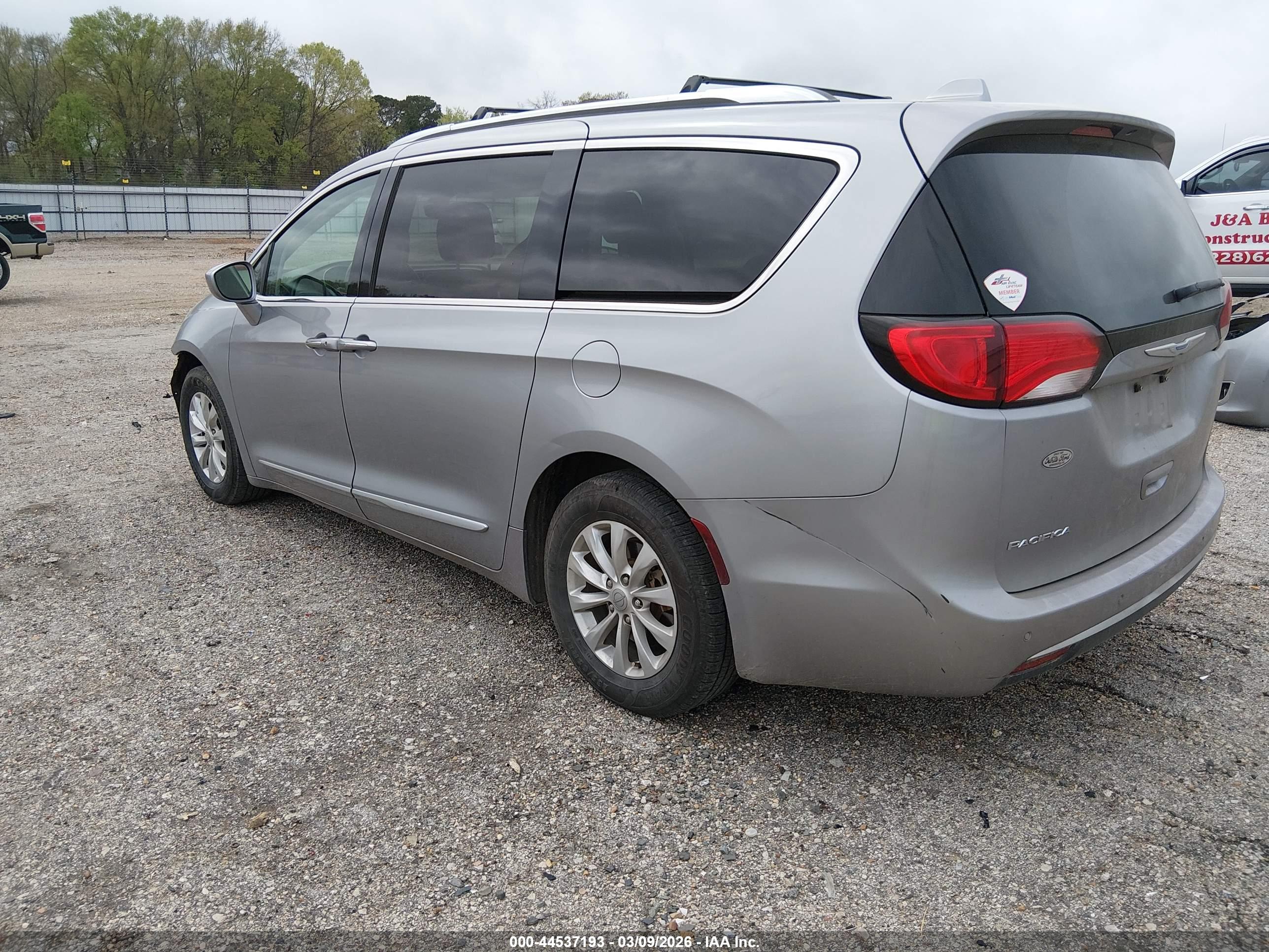 CHRYSLER PACIFICA image 3