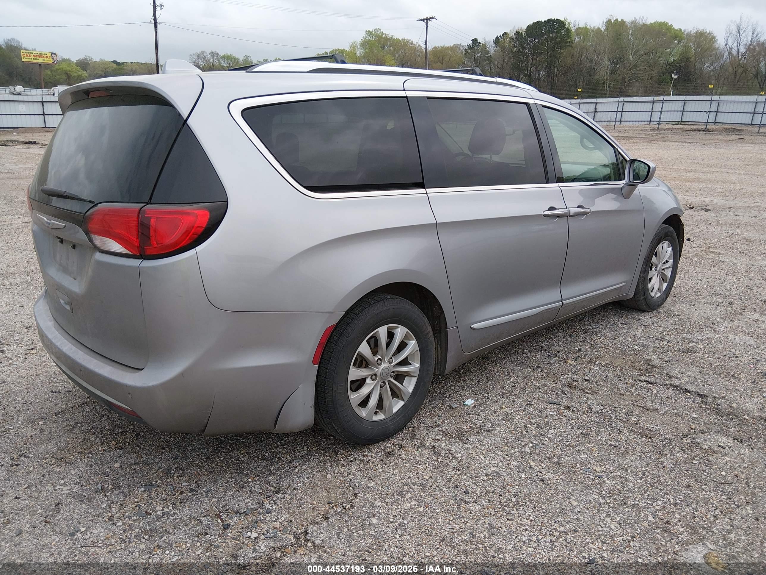 CHRYSLER PACIFICA image 4