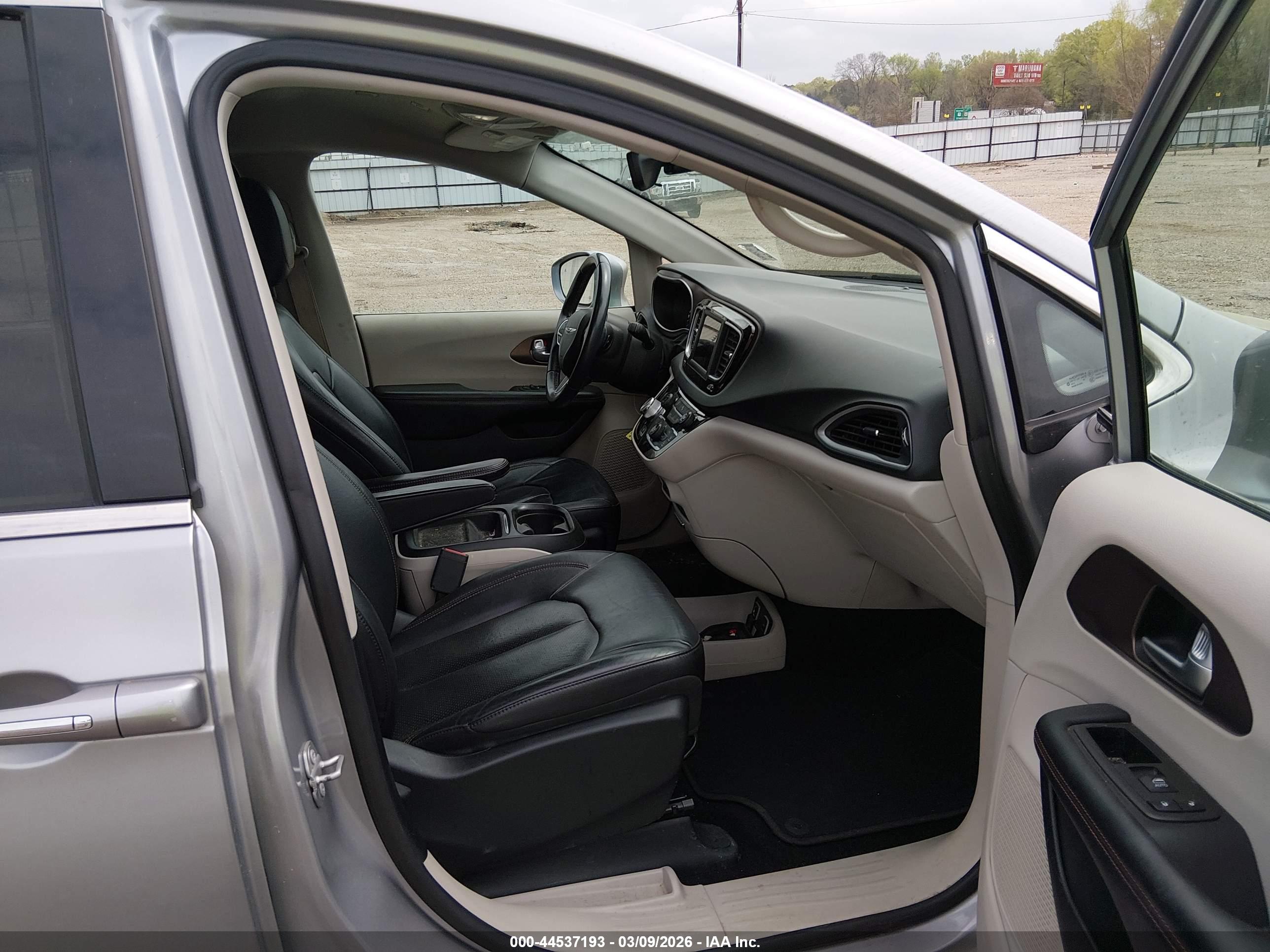 CHRYSLER PACIFICA image 5