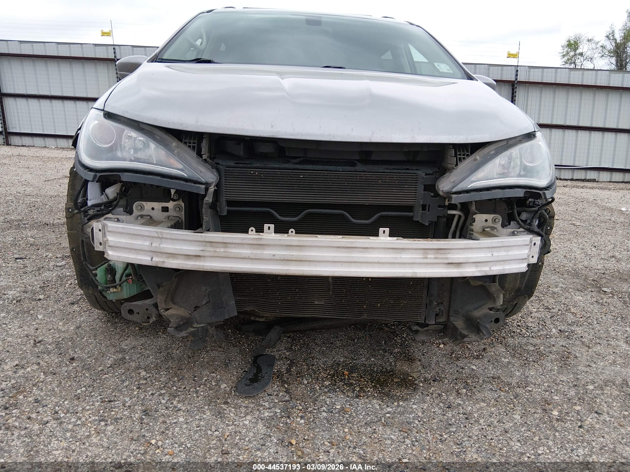 CHRYSLER PACIFICA image 6