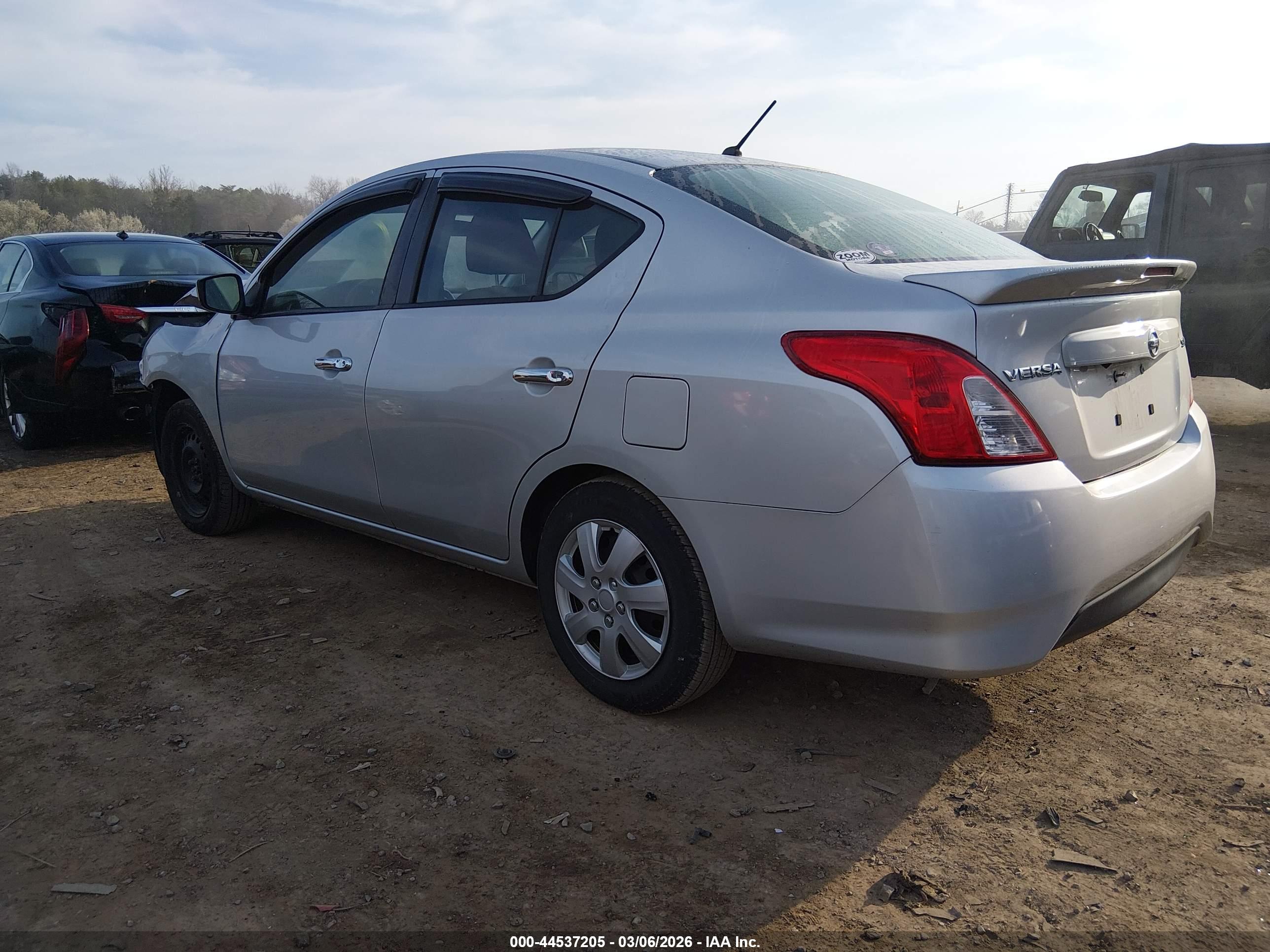 NISSAN VERSA image 3