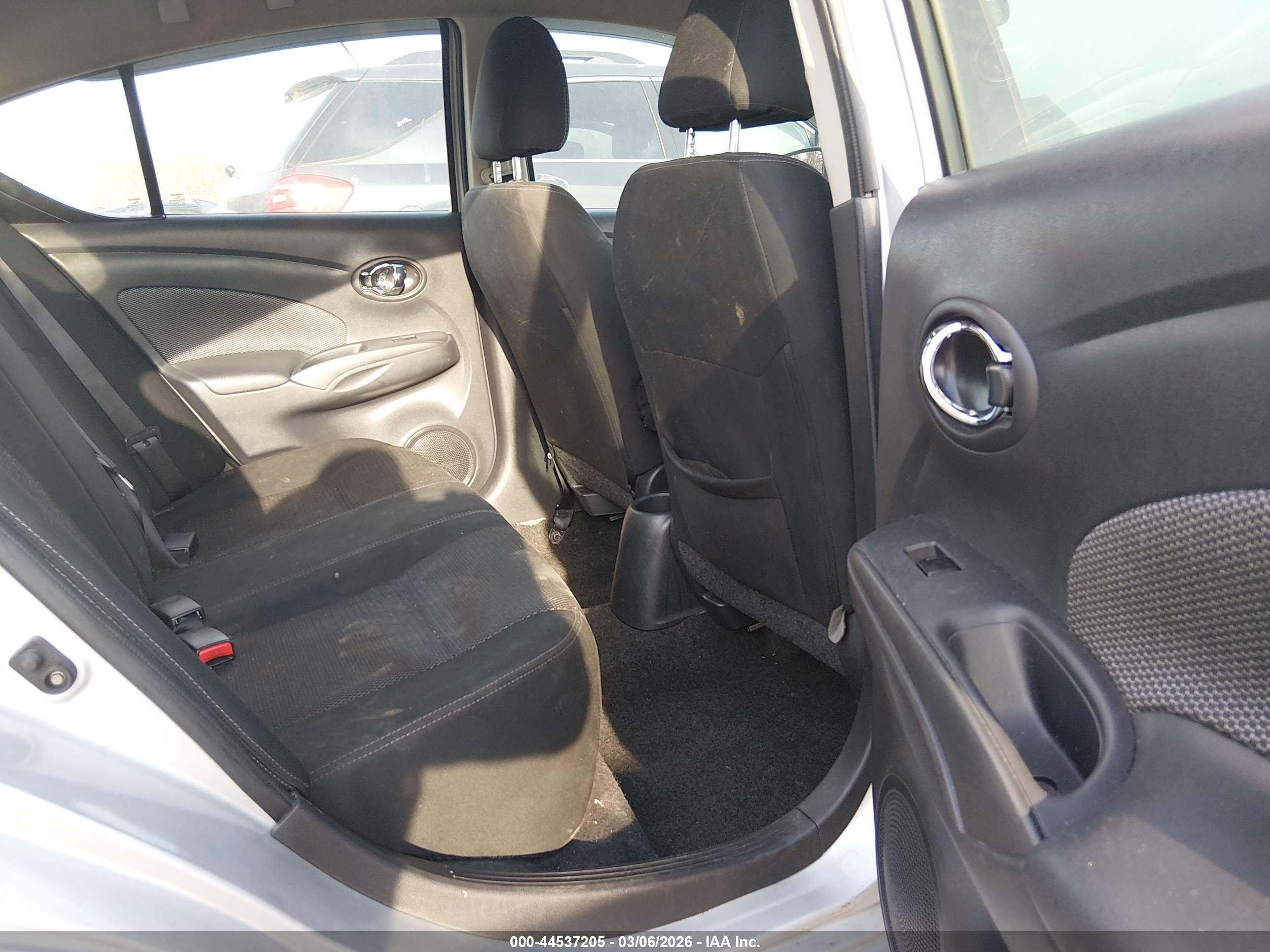 NISSAN VERSA image 8