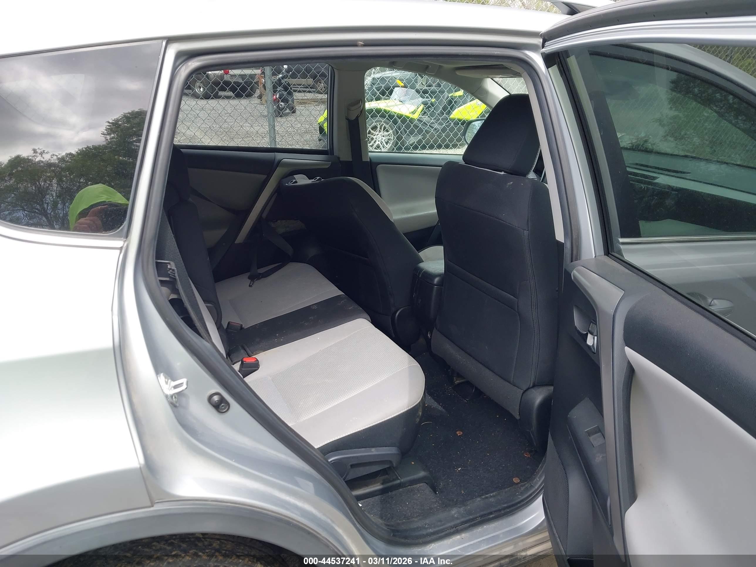TOYOTA RAV4 image 8