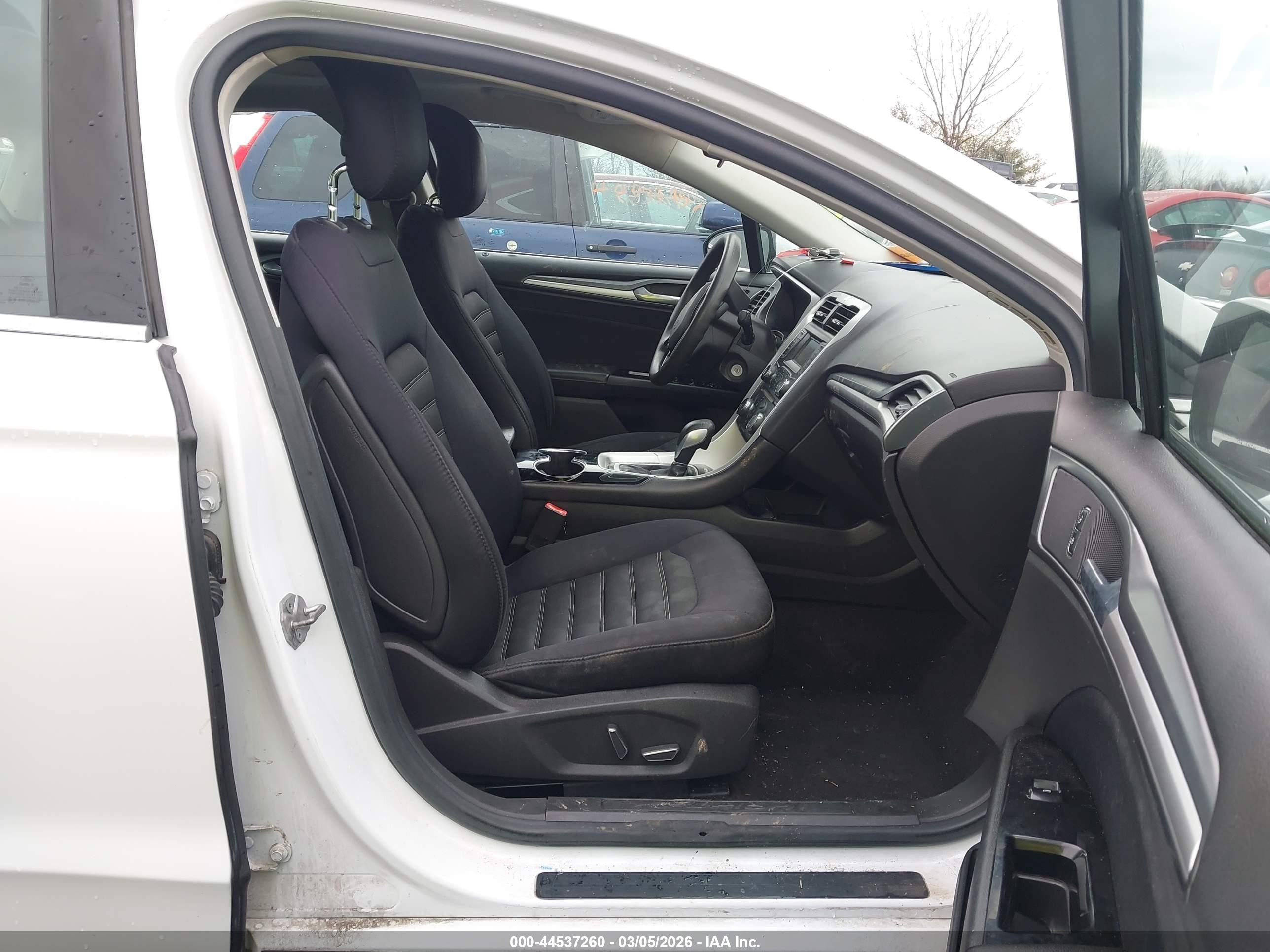 FORD FUSION image 5