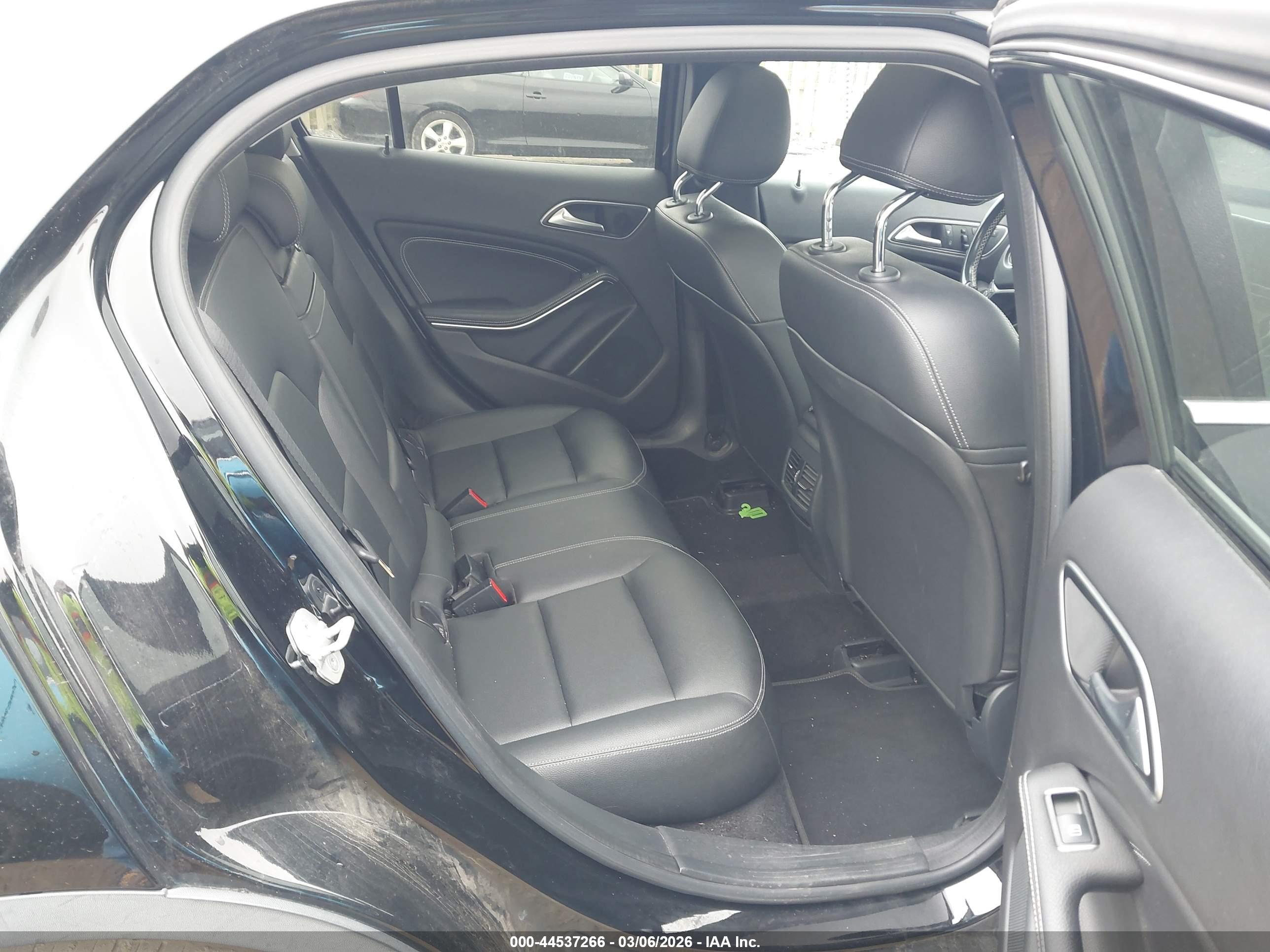 MERCEDES-BENZ GLA image 8