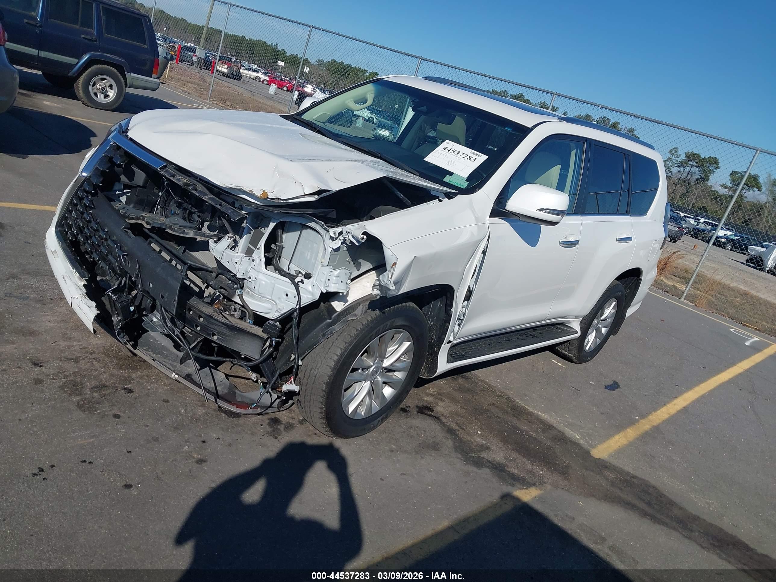 LEXUS GX image 2
