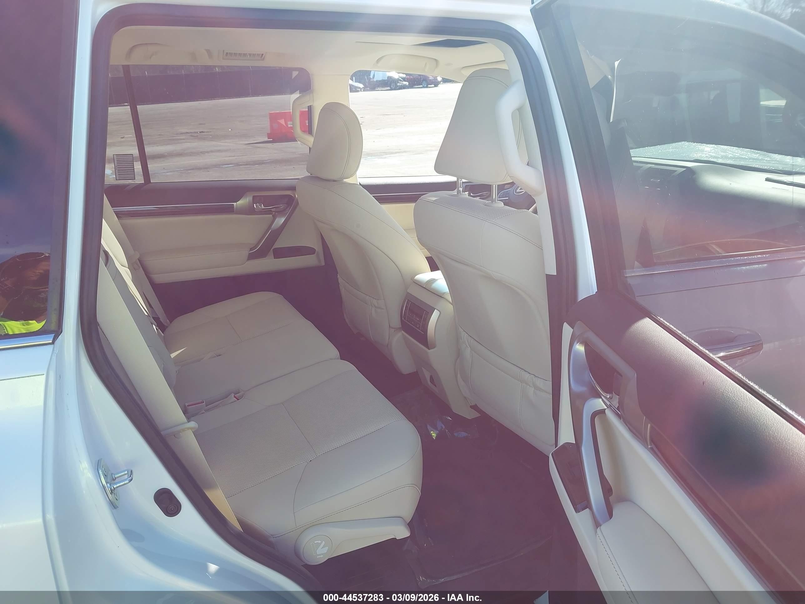 LEXUS GX image 8