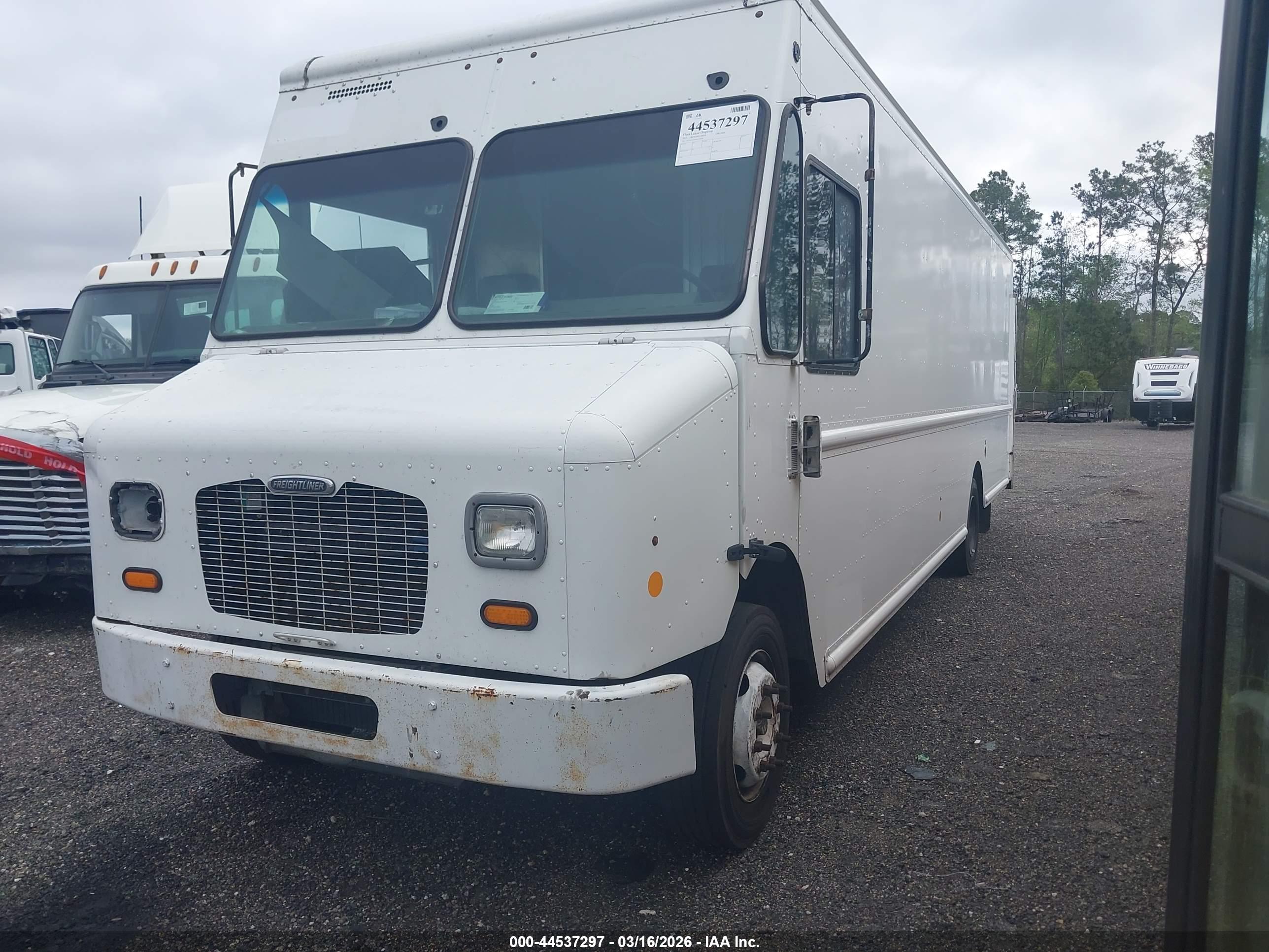 FREIGHTLINER CHASSIS image 2