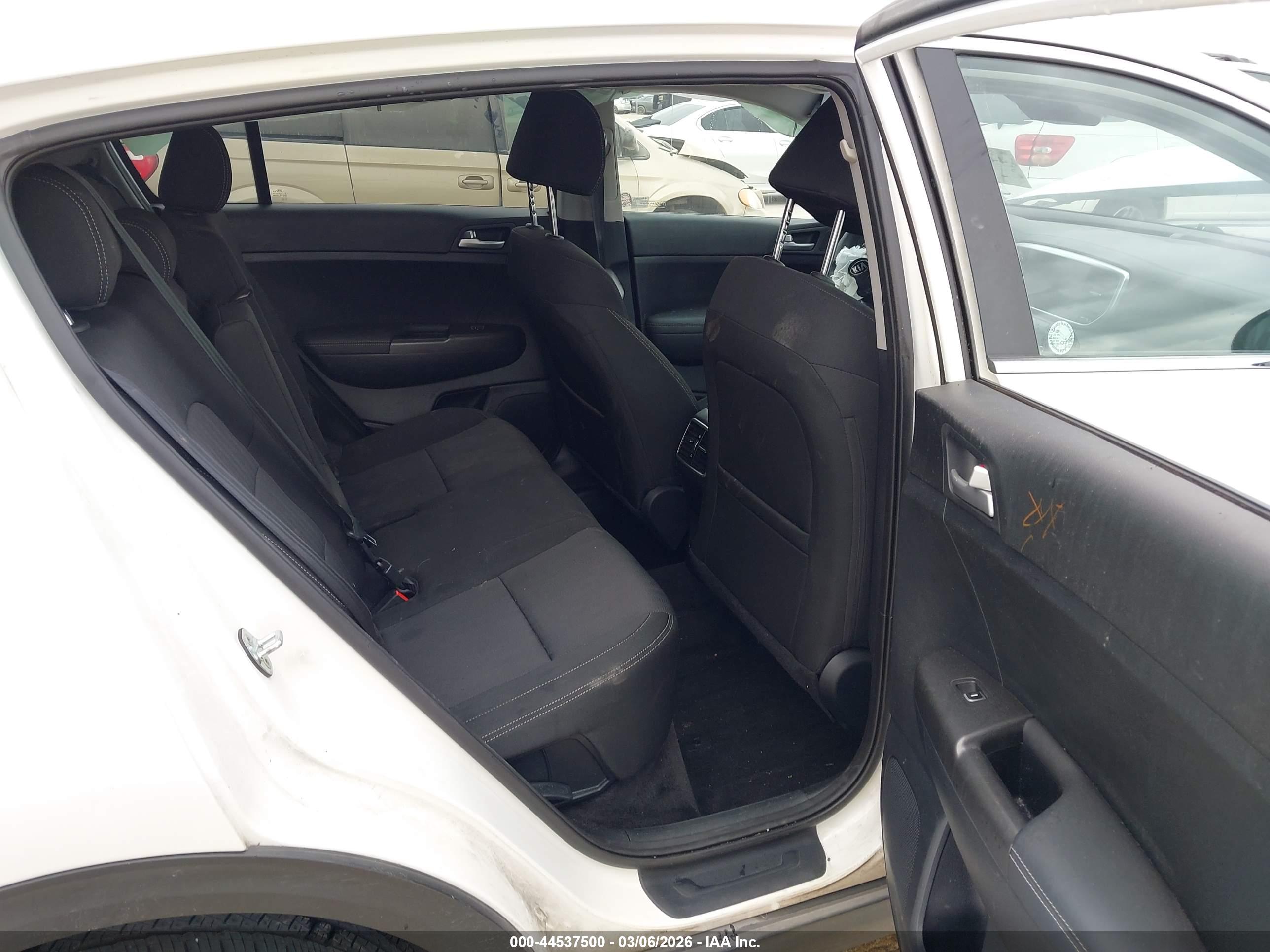 KIA SPORTAGE image 8