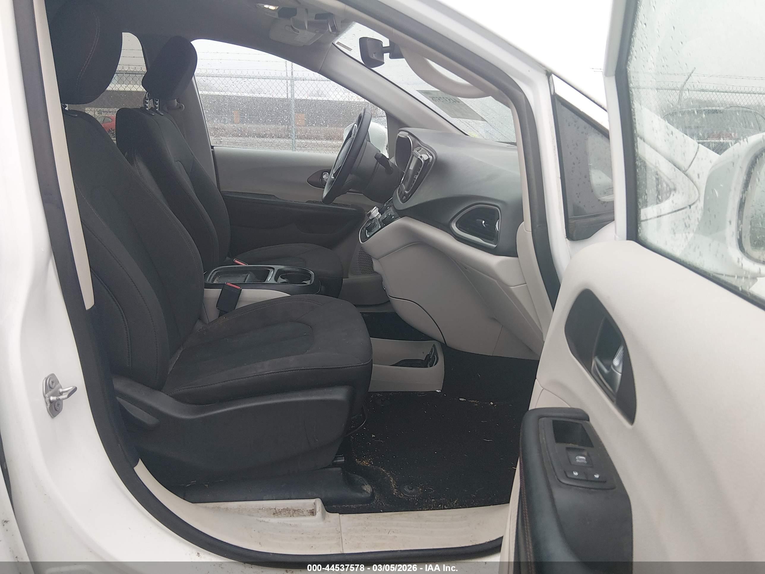 CHRYSLER PACIFICA image 5