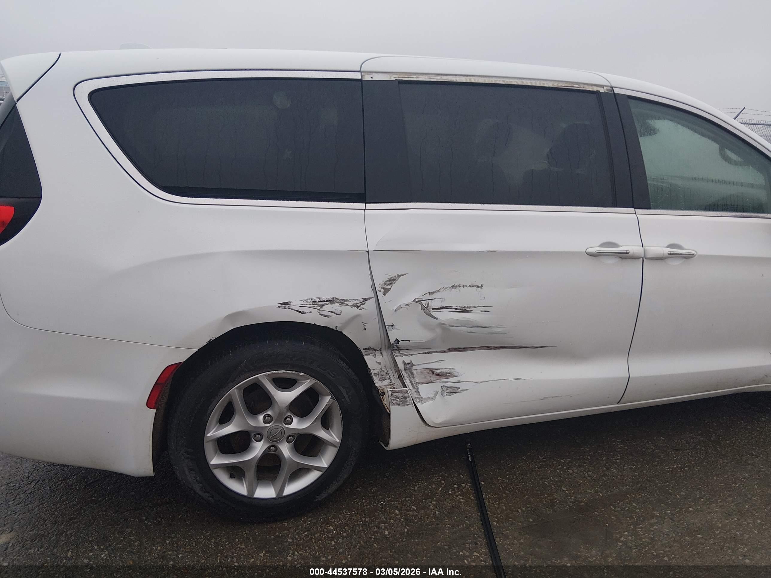CHRYSLER PACIFICA image 6