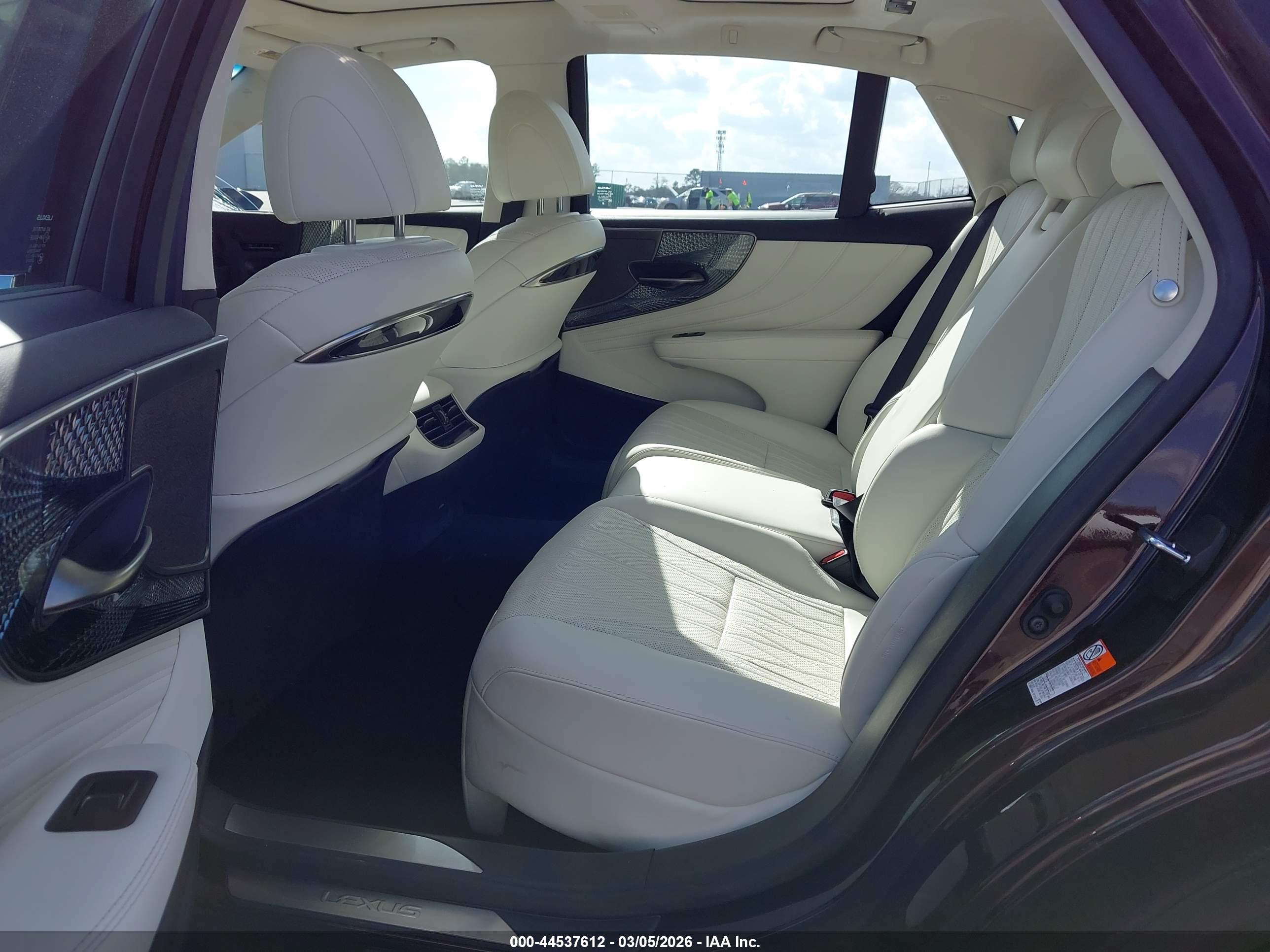LEXUS LS image 8