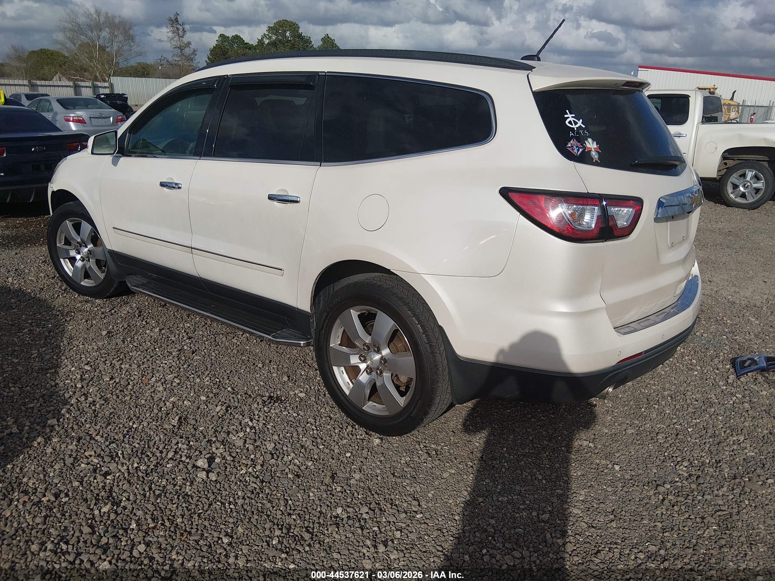 CHEVROLET TRAVERSE image 3