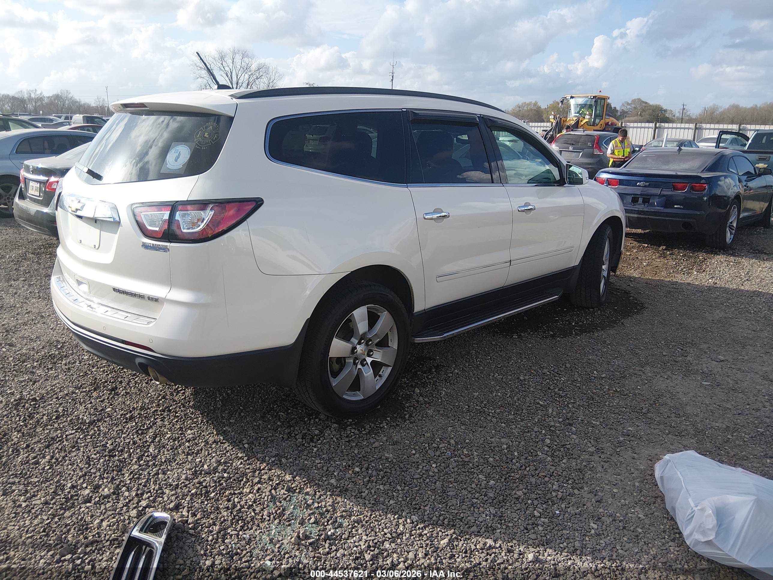 CHEVROLET TRAVERSE image 4