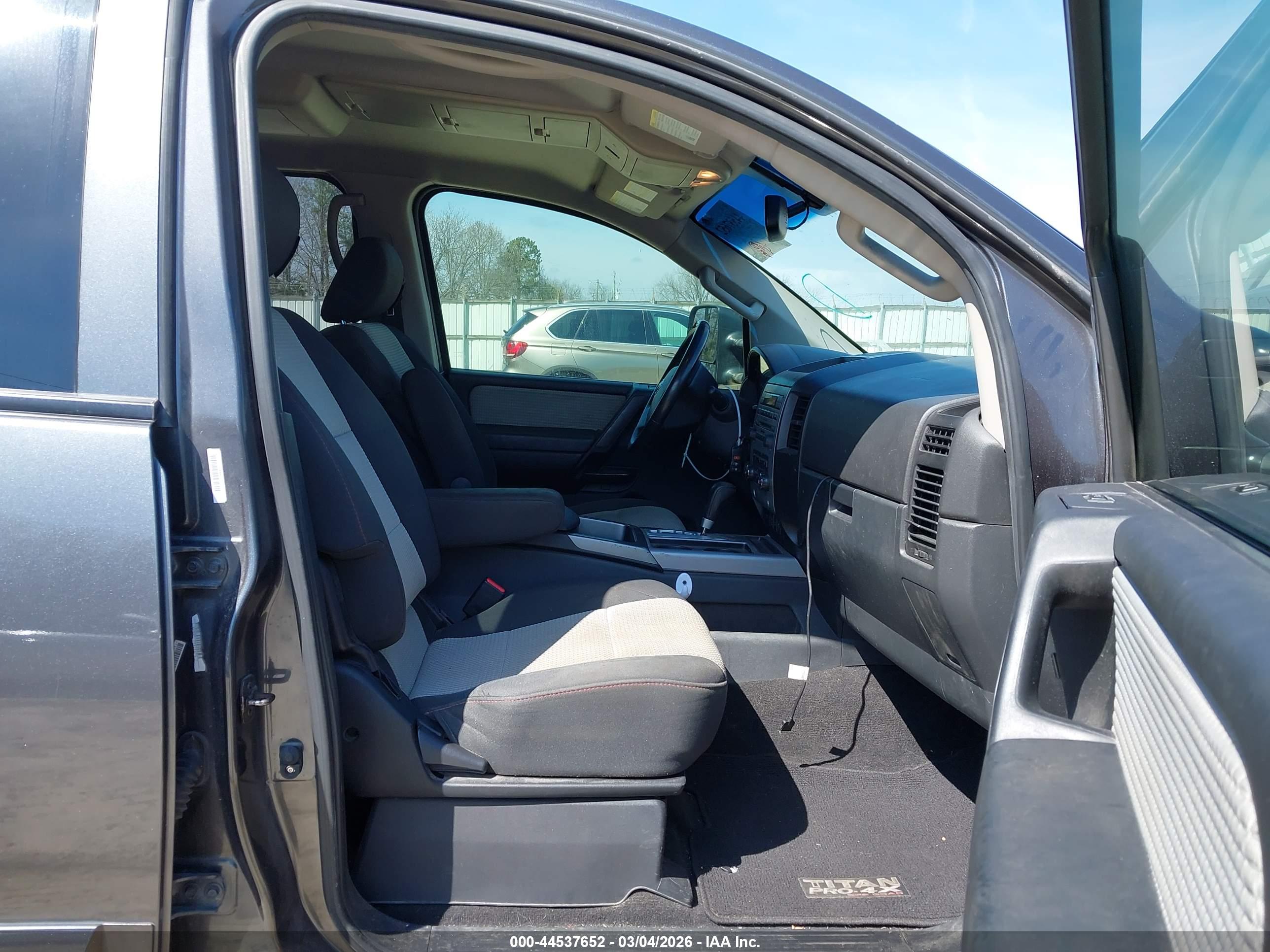 NISSAN TITAN image 5