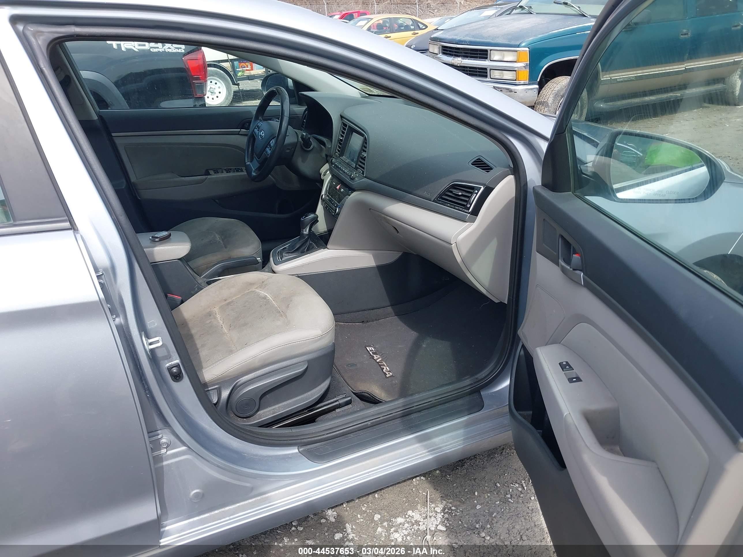 HYUNDAI ELANTRA image 5