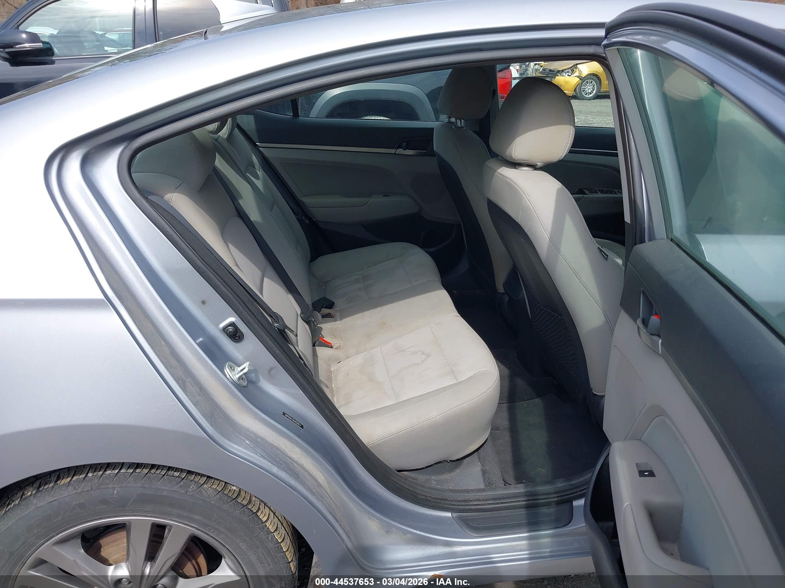 HYUNDAI ELANTRA image 8