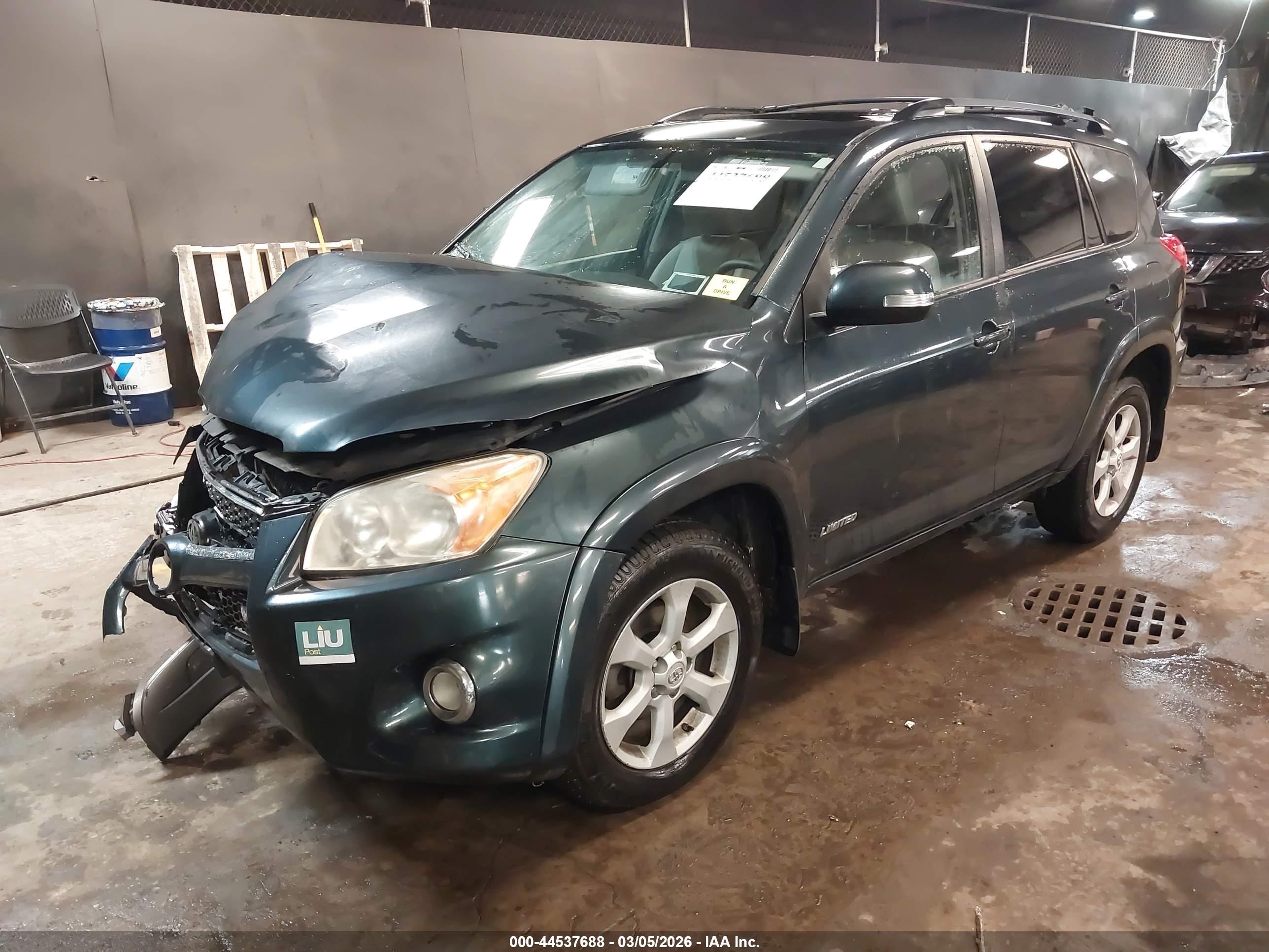 TOYOTA RAV4 image 2