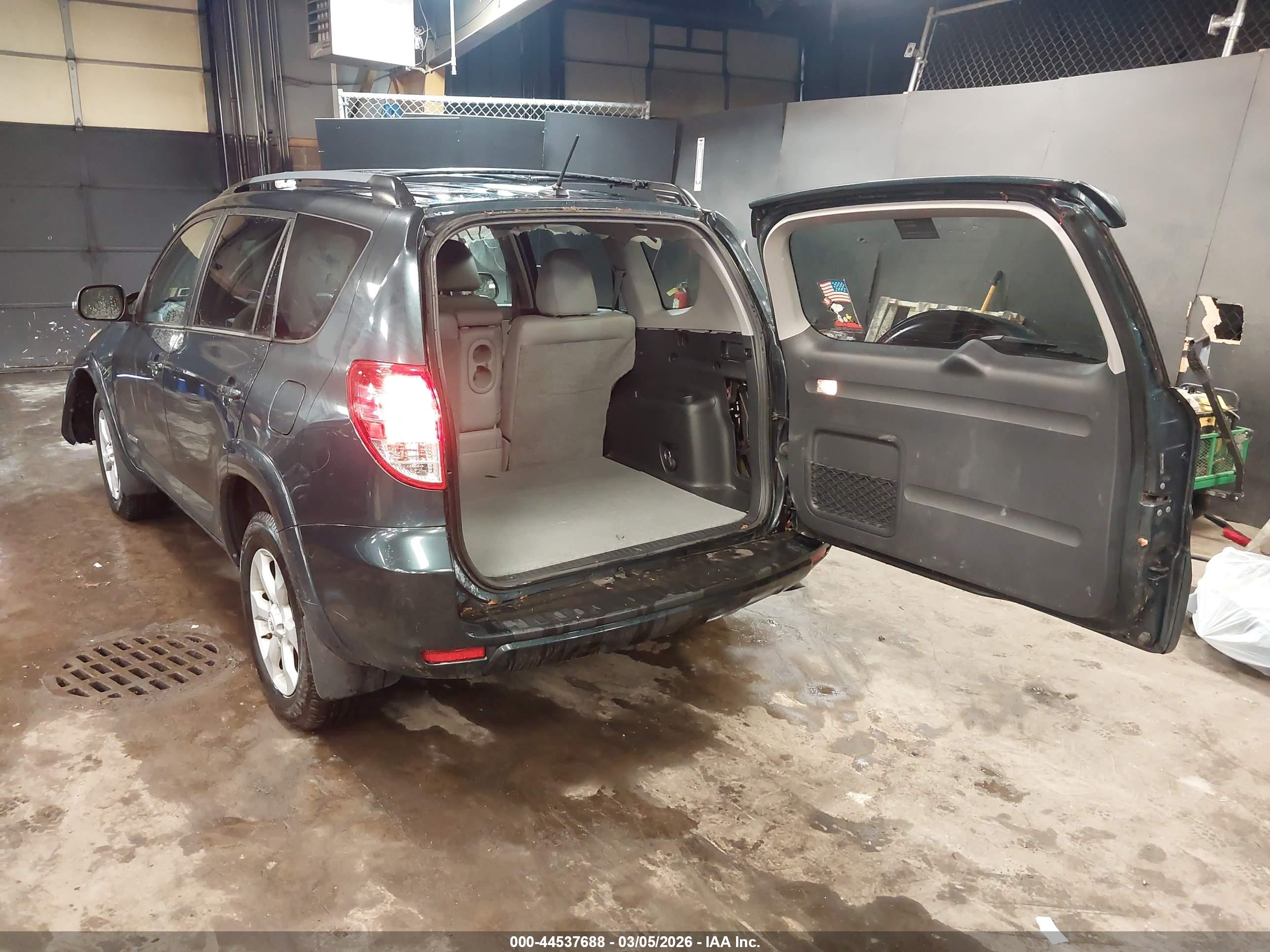 TOYOTA RAV4 image 3