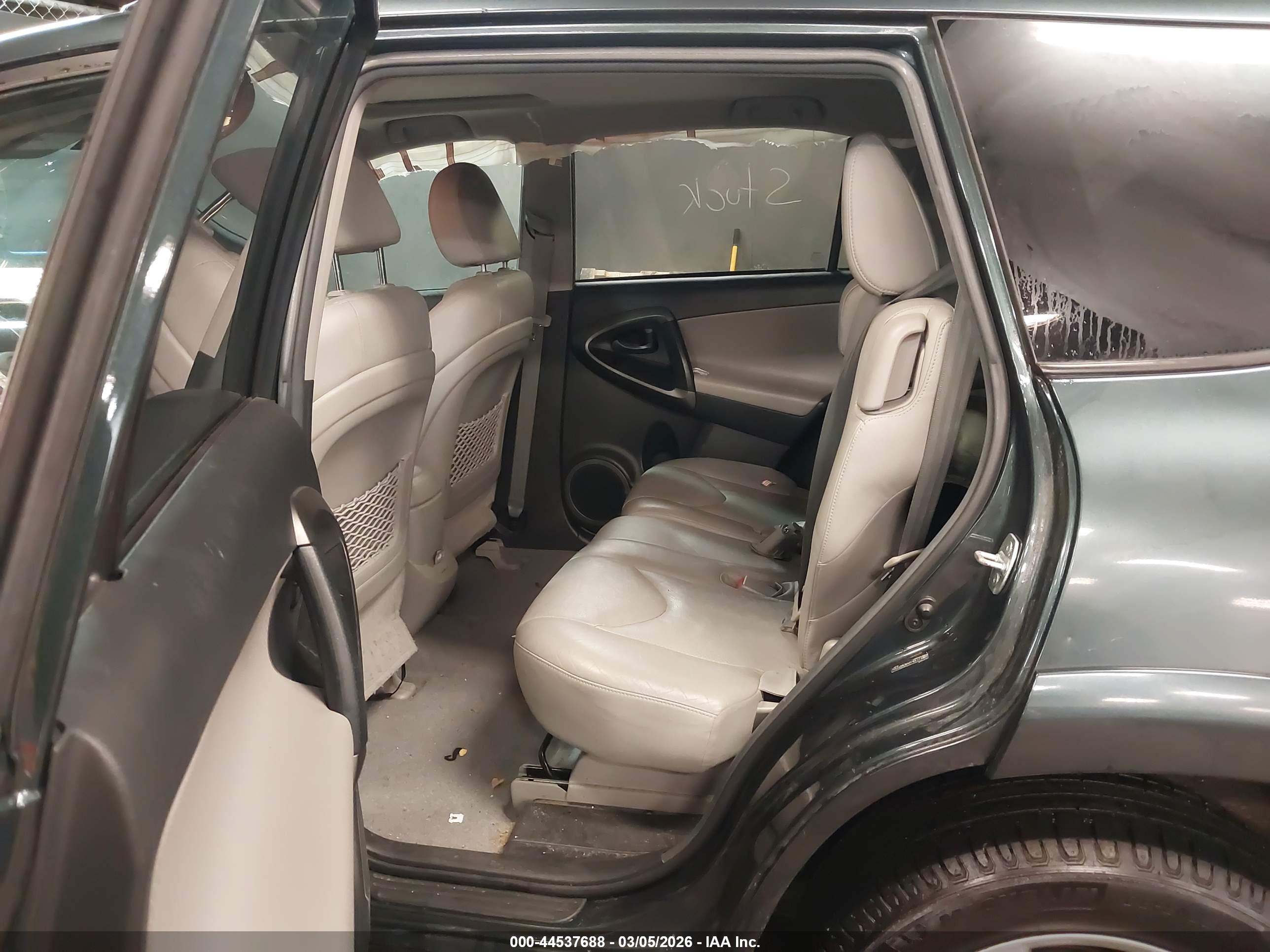 TOYOTA RAV4 image 8