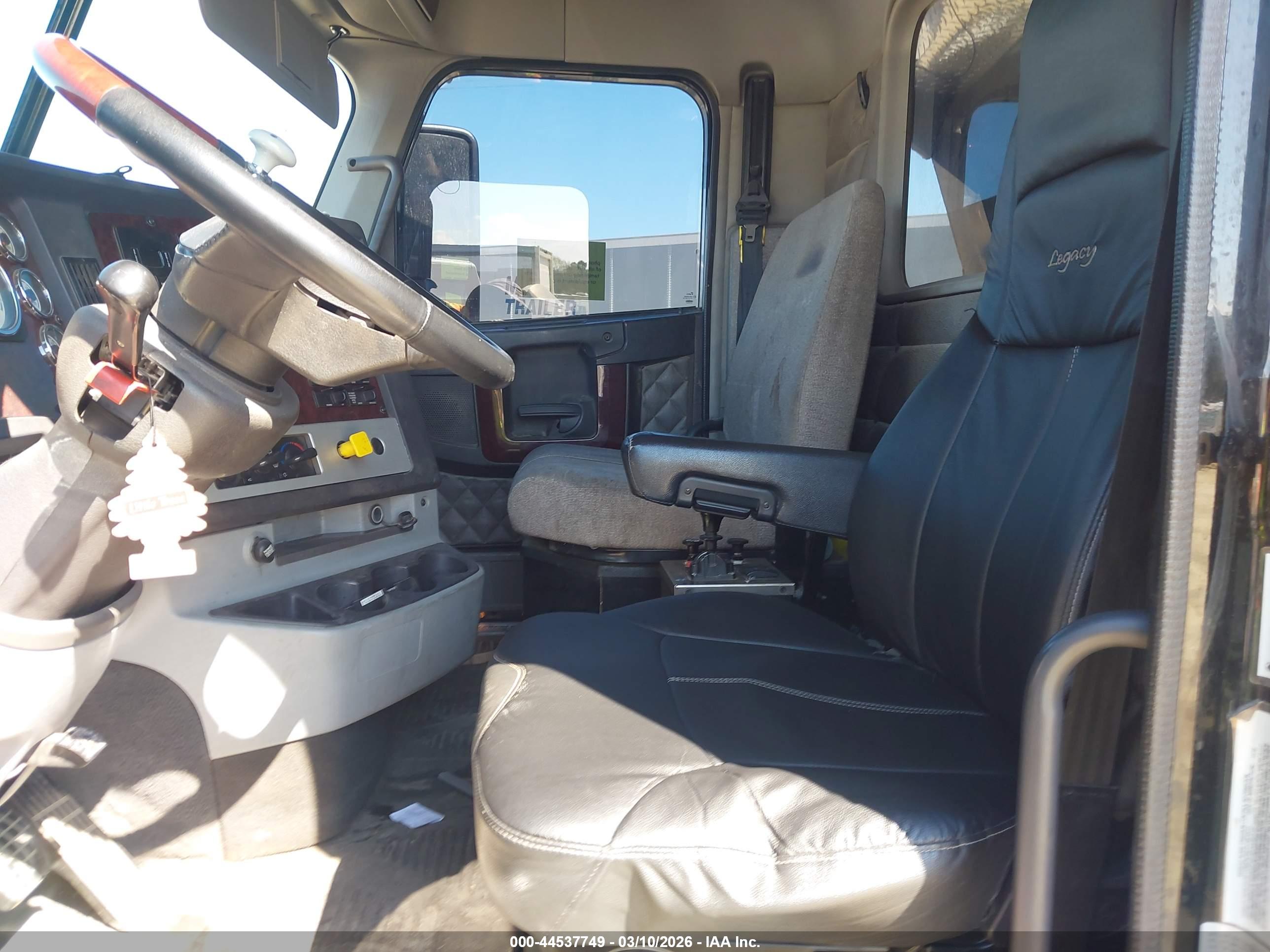 FREIGHTLINER SD122 image 8