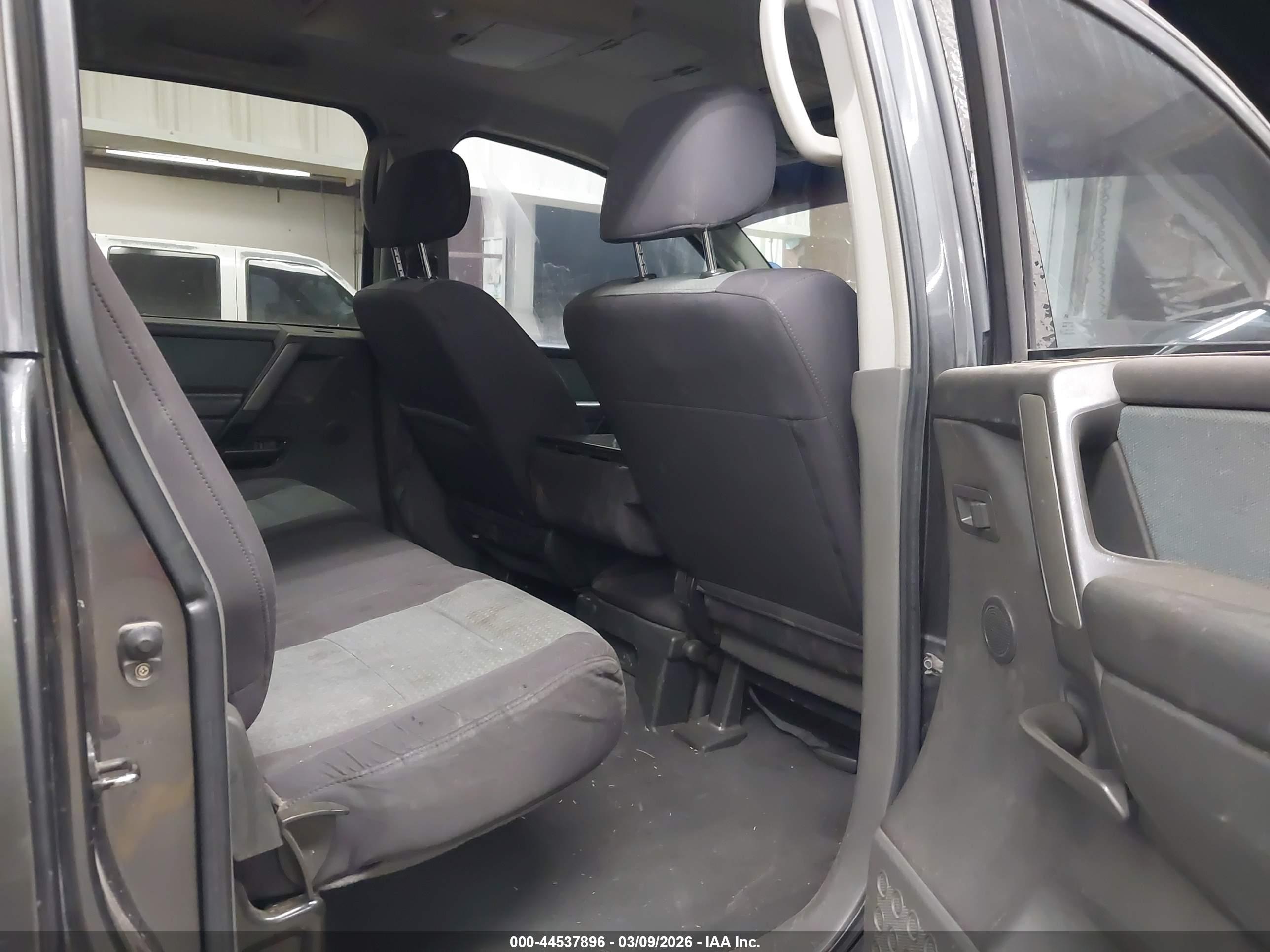 NISSAN TITAN image 8