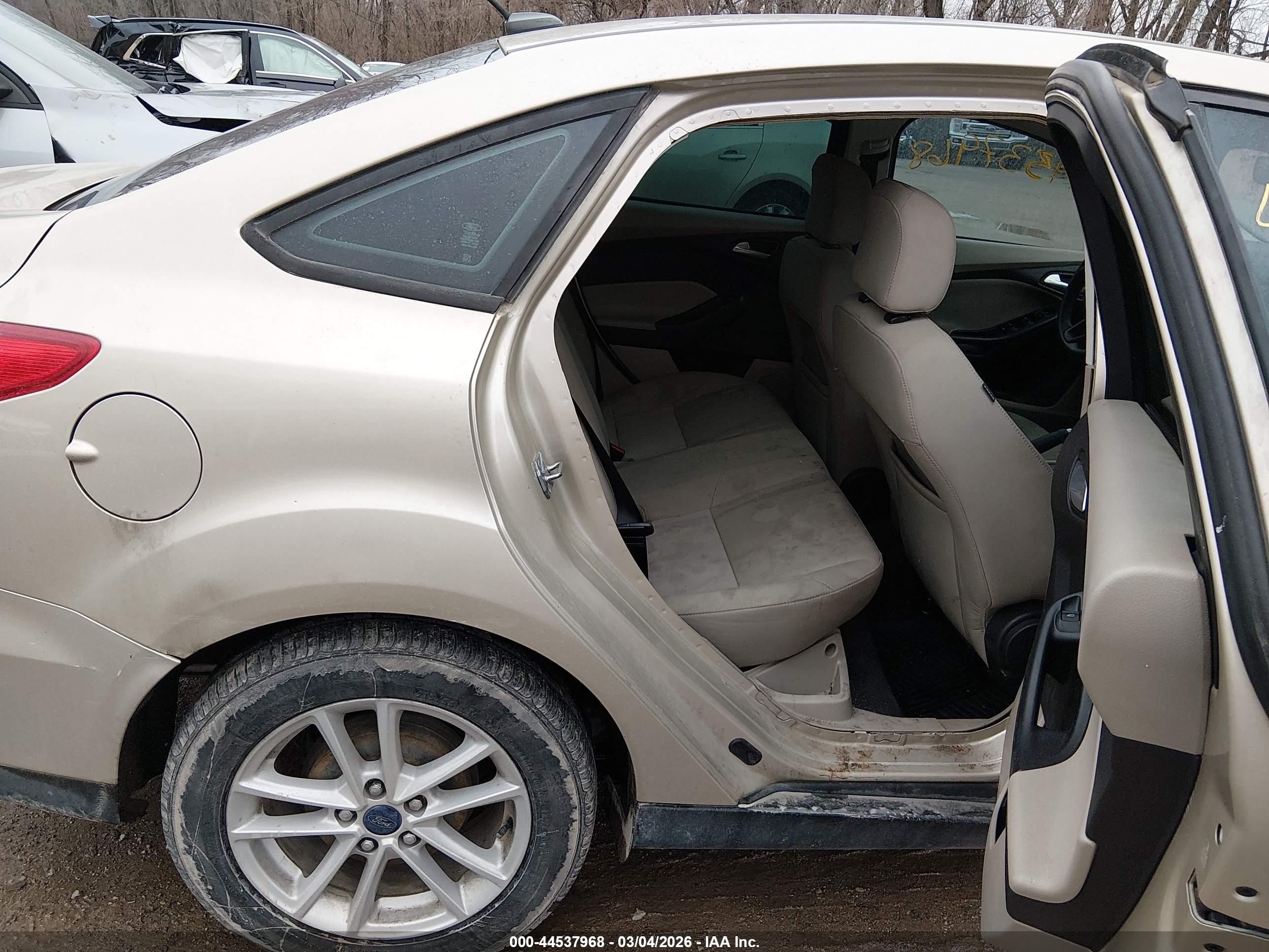 FORD FOCUS image 8