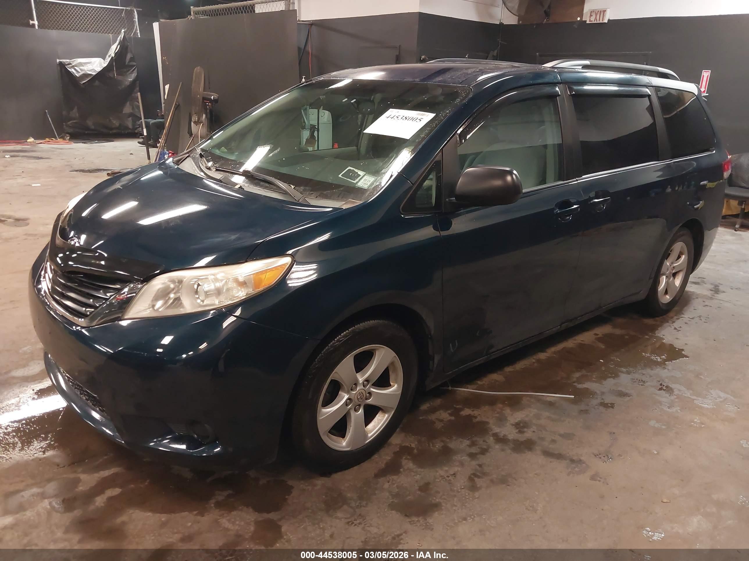 TOYOTA SIENNA image 2