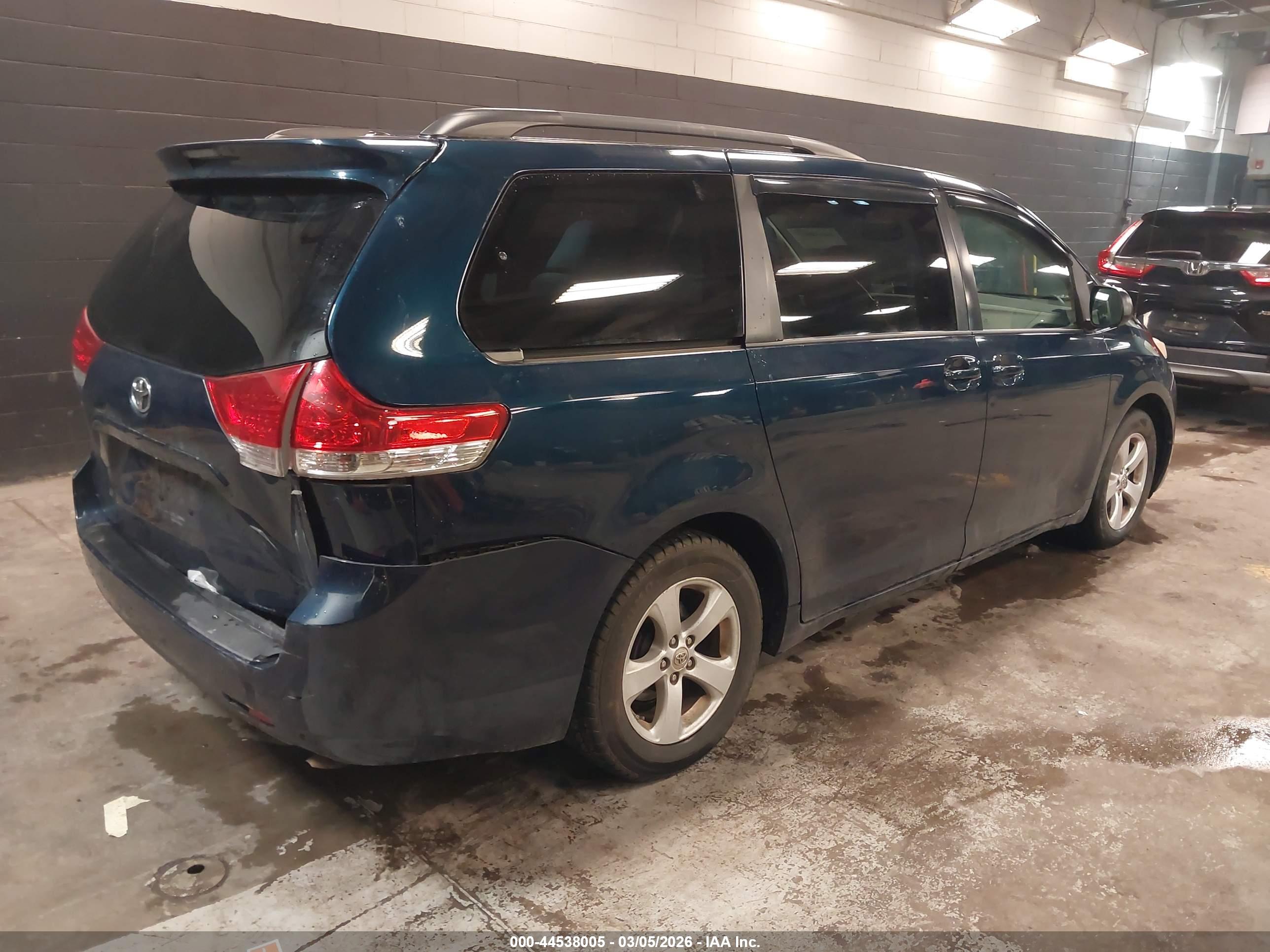 TOYOTA SIENNA image 4