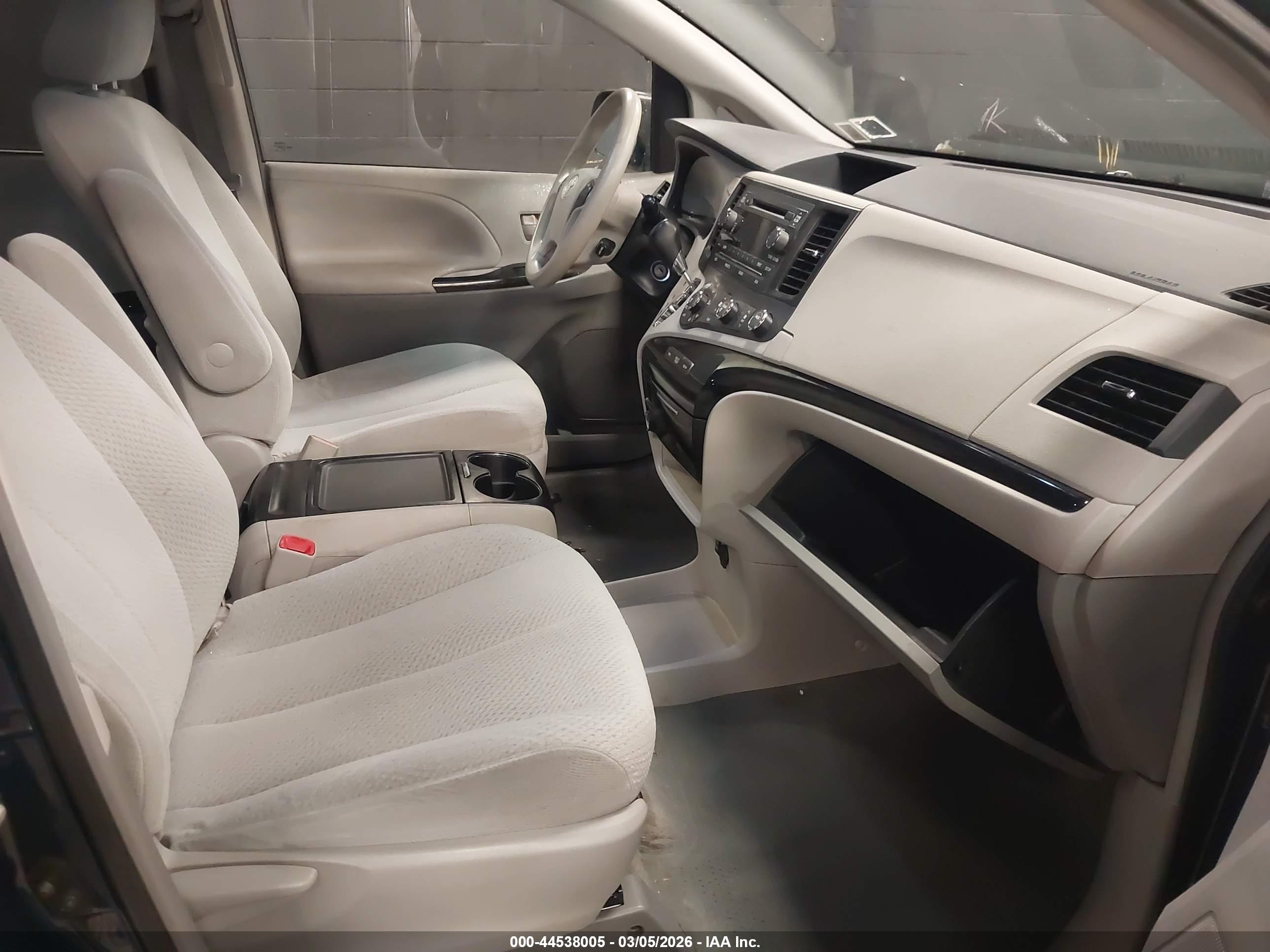 TOYOTA SIENNA image 5