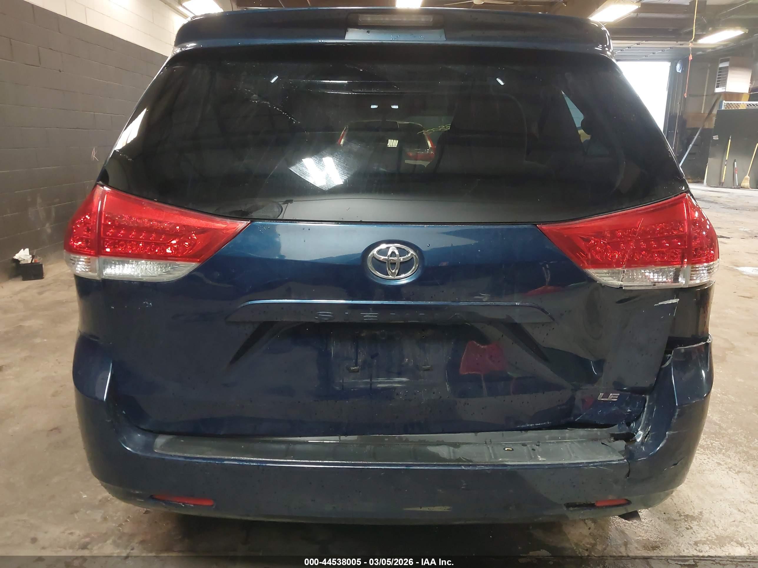 TOYOTA SIENNA image 6
