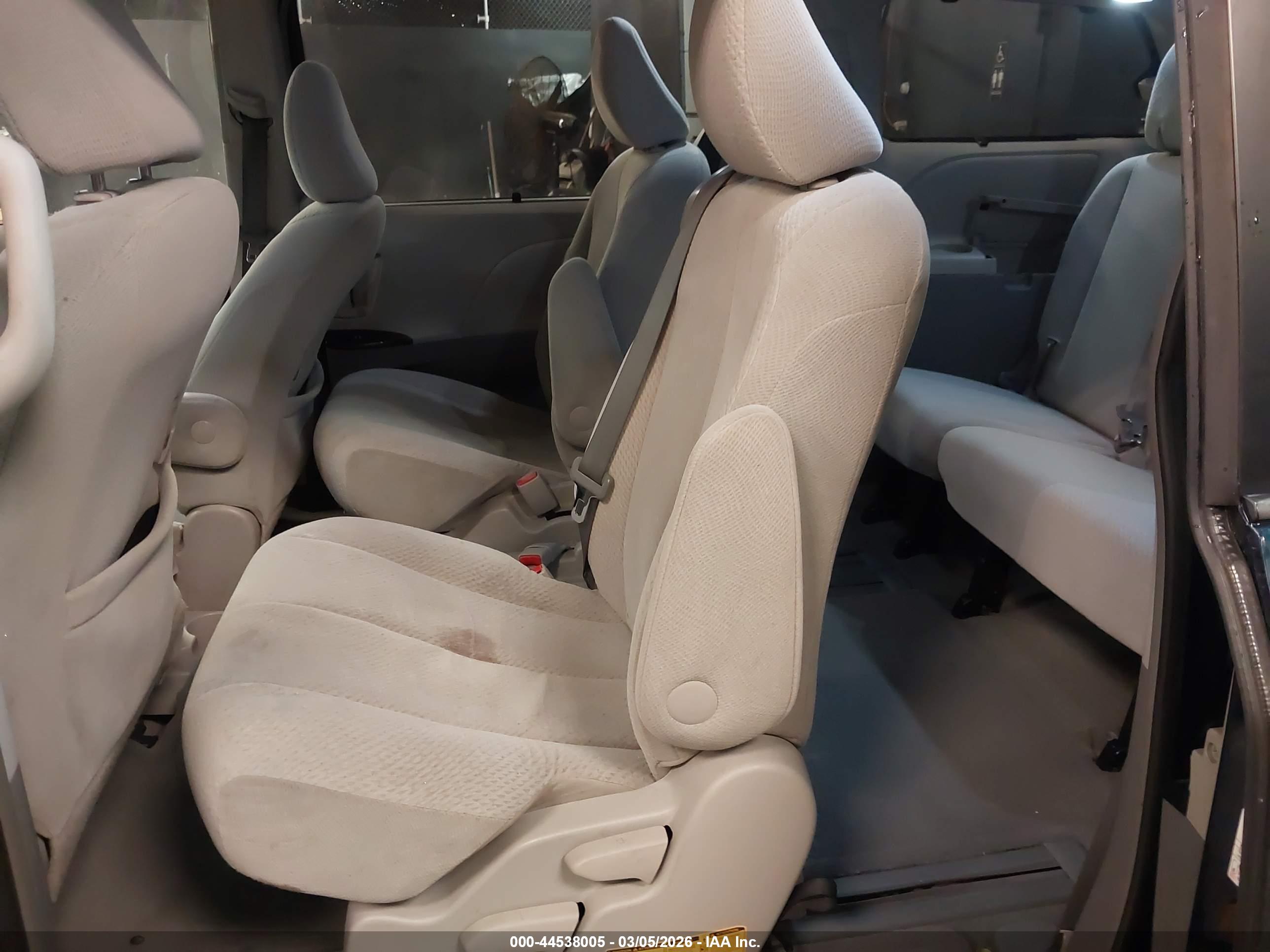 TOYOTA SIENNA image 8