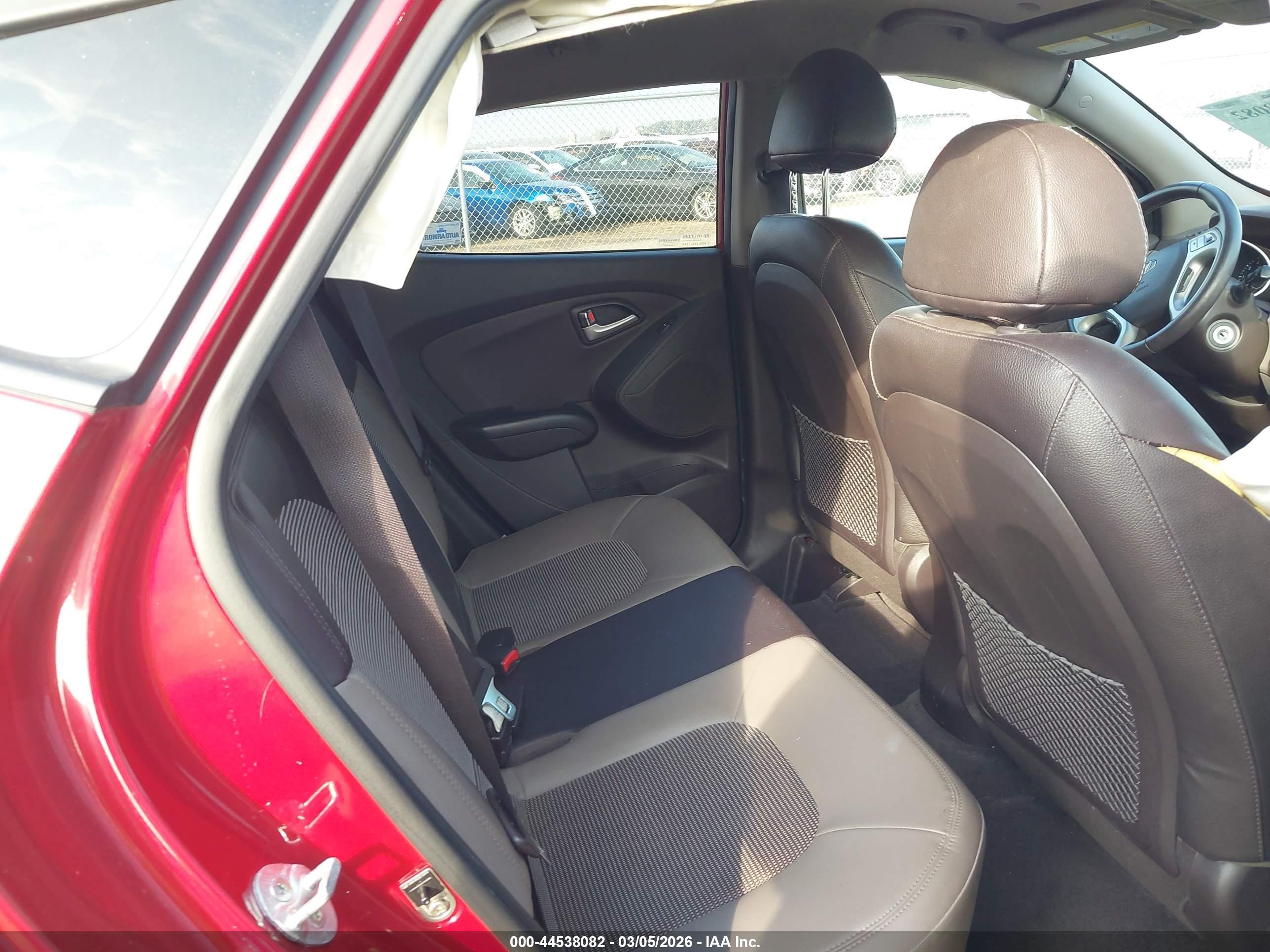 HYUNDAI TUCSON image 8