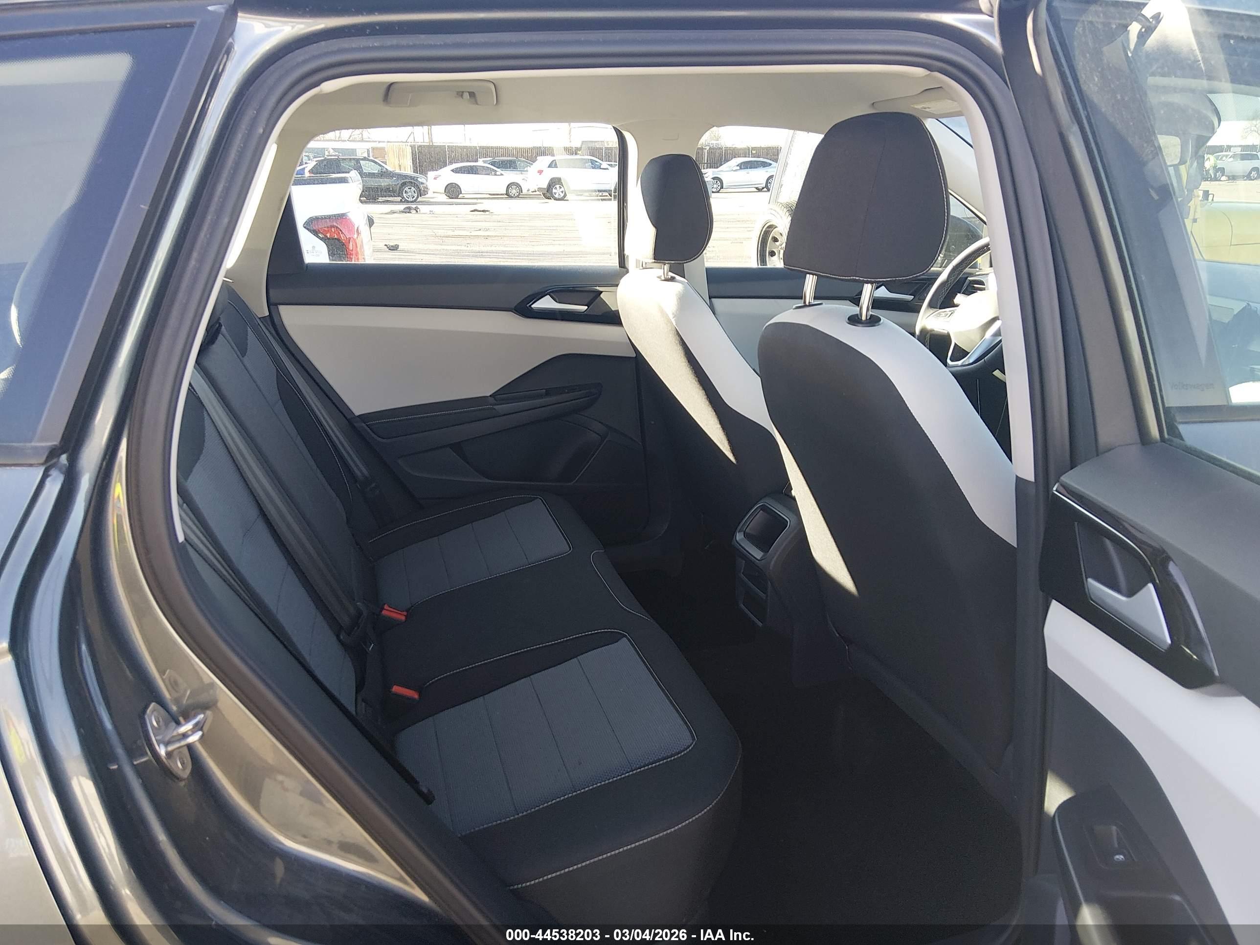 VOLKSWAGEN TAOS image 8