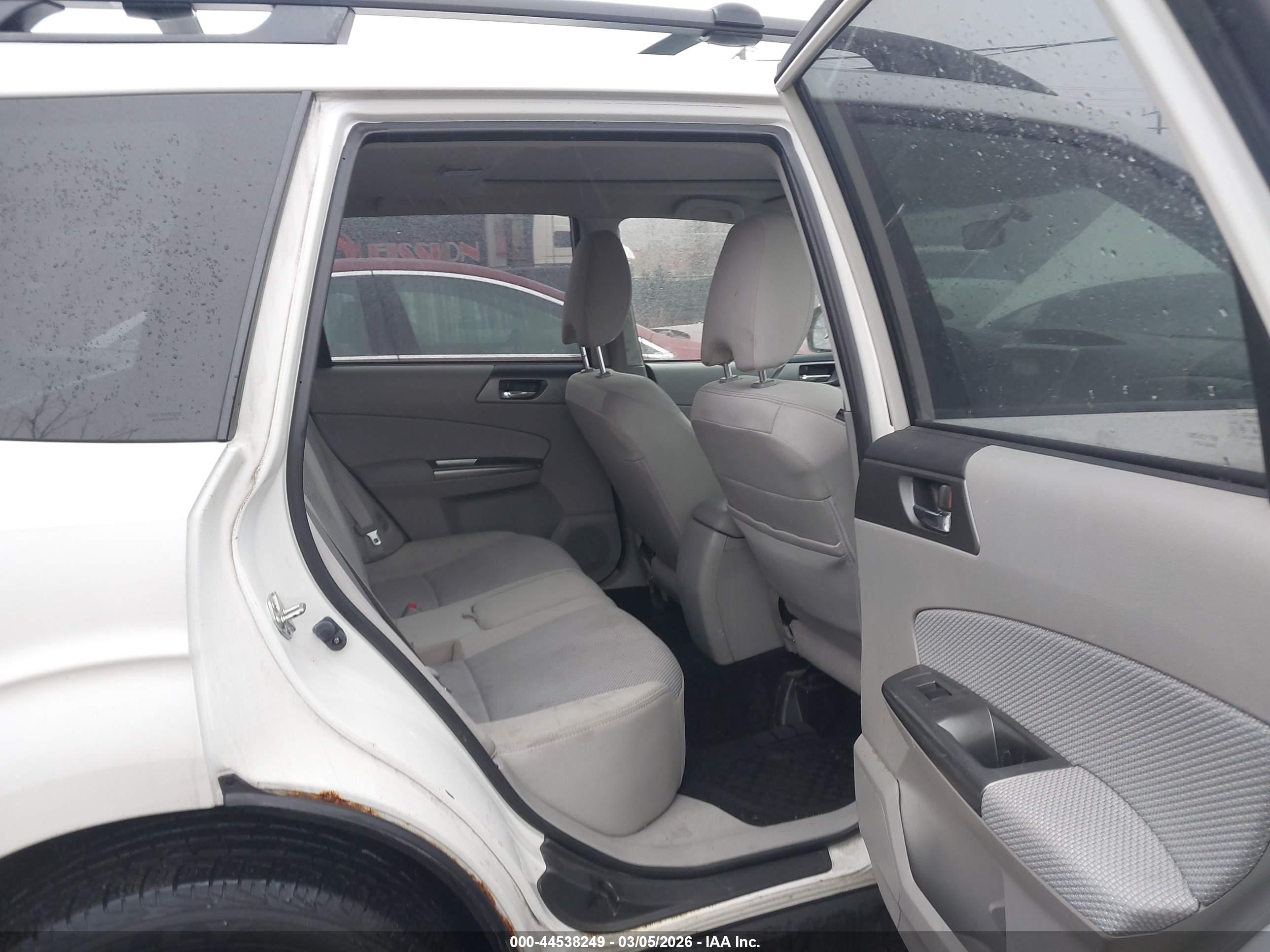 SUBARU FORESTER image 8