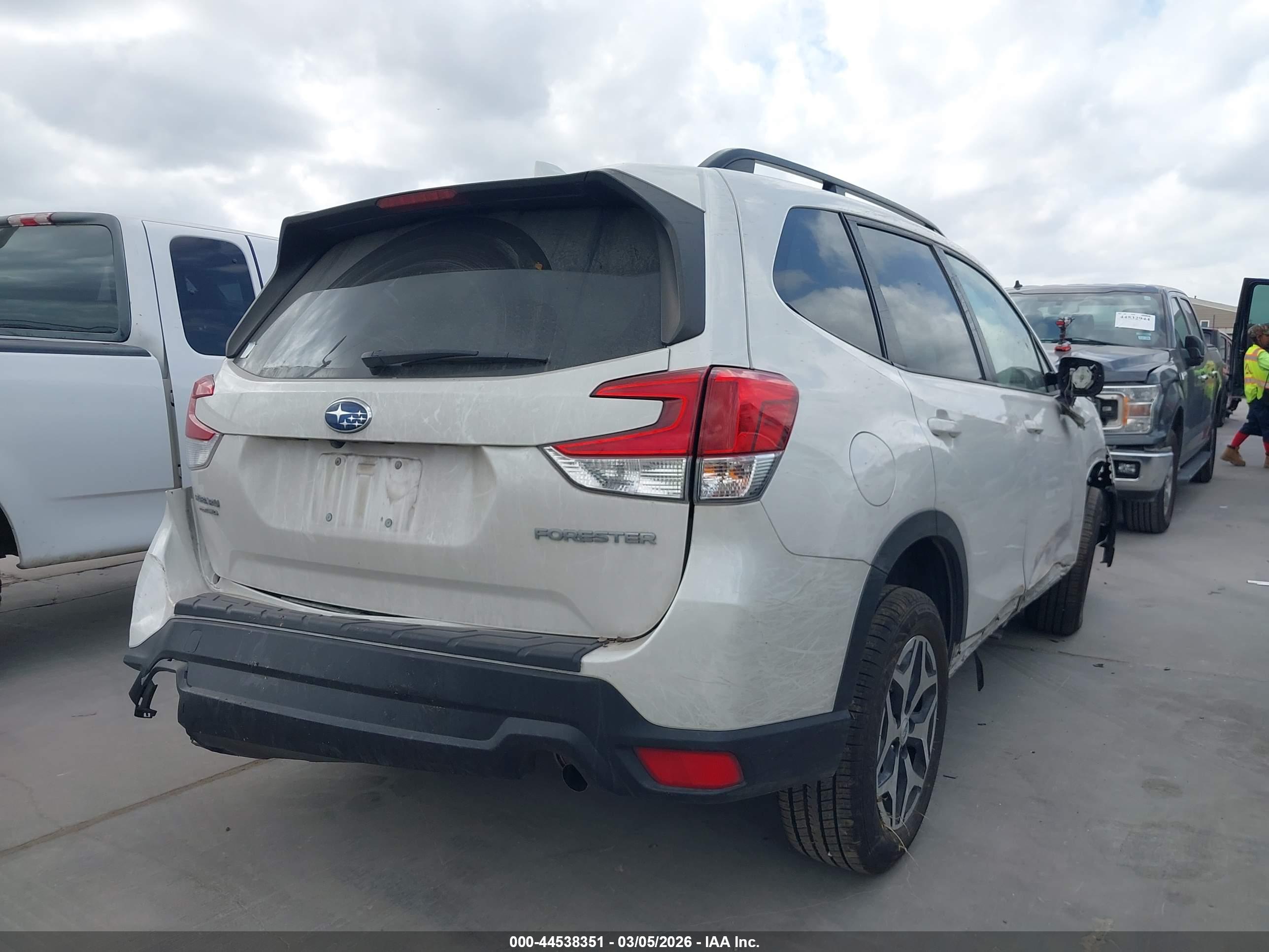 SUBARU FORESTER image 4