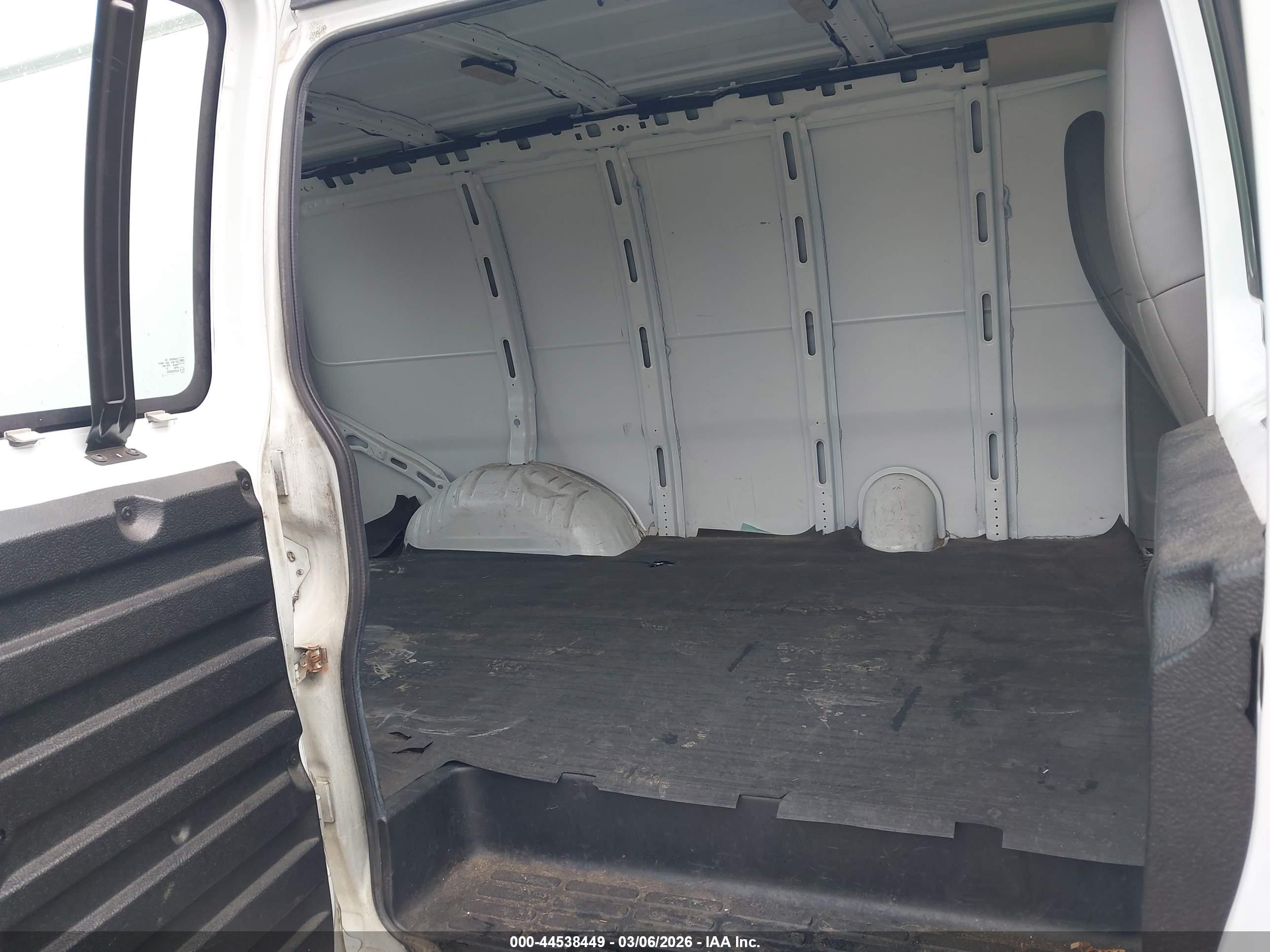 CHEVROLET EXPRESS image 8